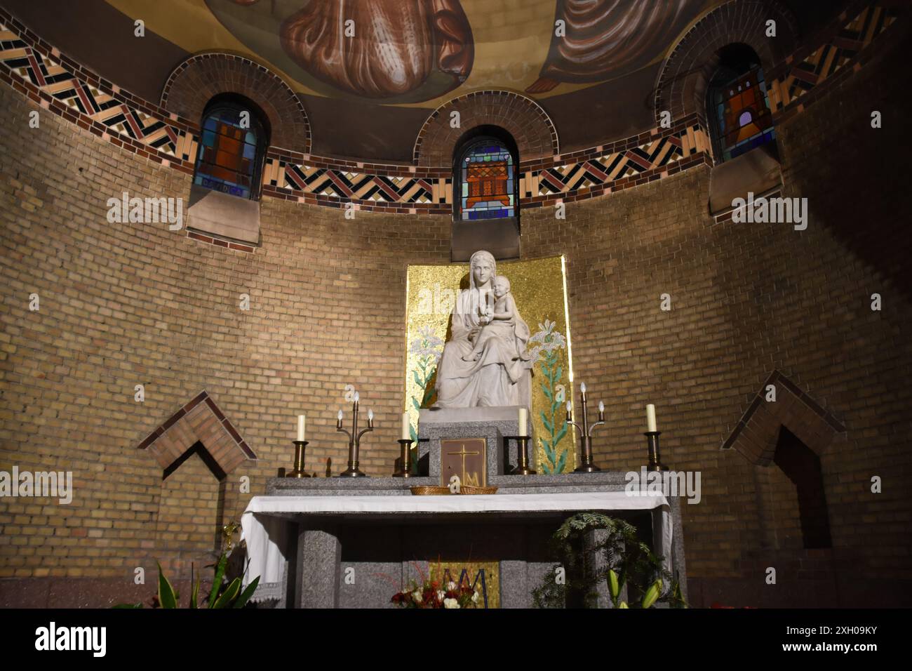 L'église Saint-Michel des Batignolles à Paris est située place Saint-Jean dans le 17e arrondissement de Paris, à l'angle de la rue Saint-Jean et du p Banque D'Images