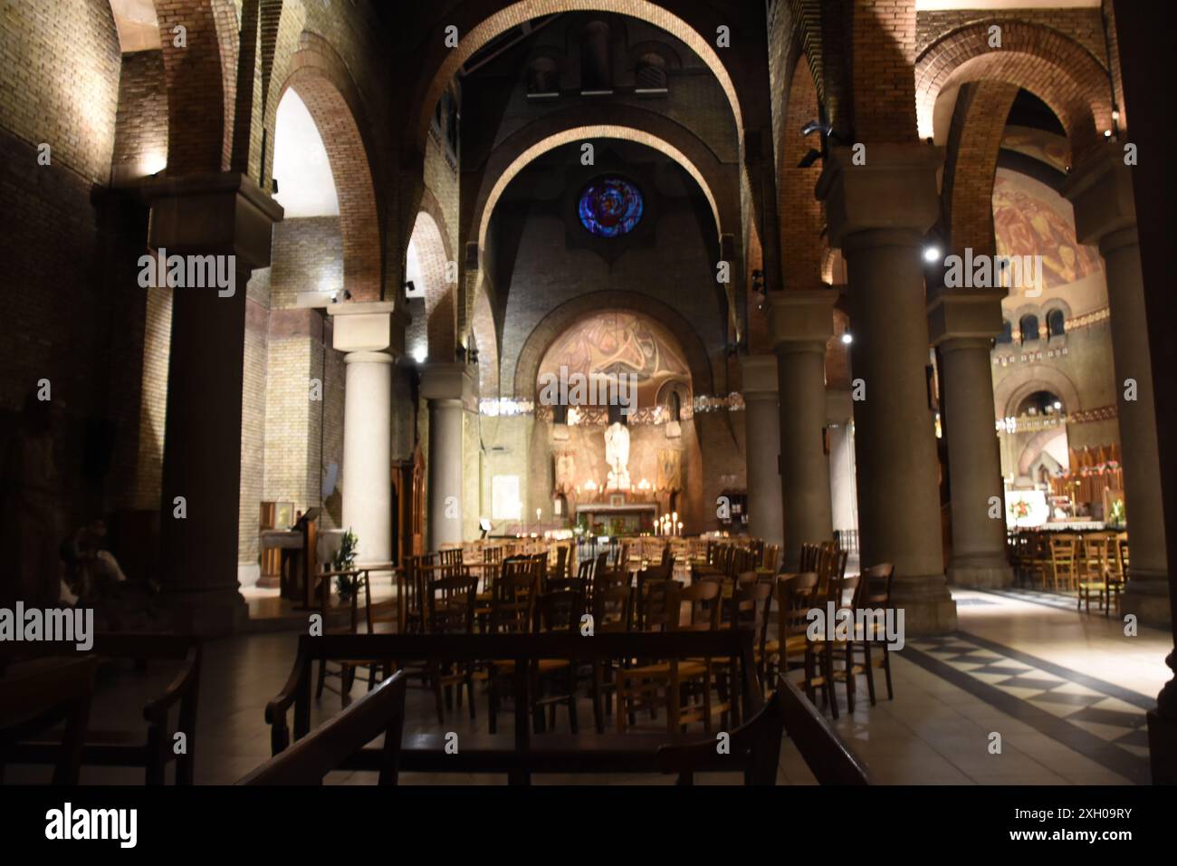 L'église Saint-Michel des Batignolles à Paris est située place Saint-Jean dans le 17e arrondissement de Paris, à l'angle de la rue Saint-Jean et du p Banque D'Images