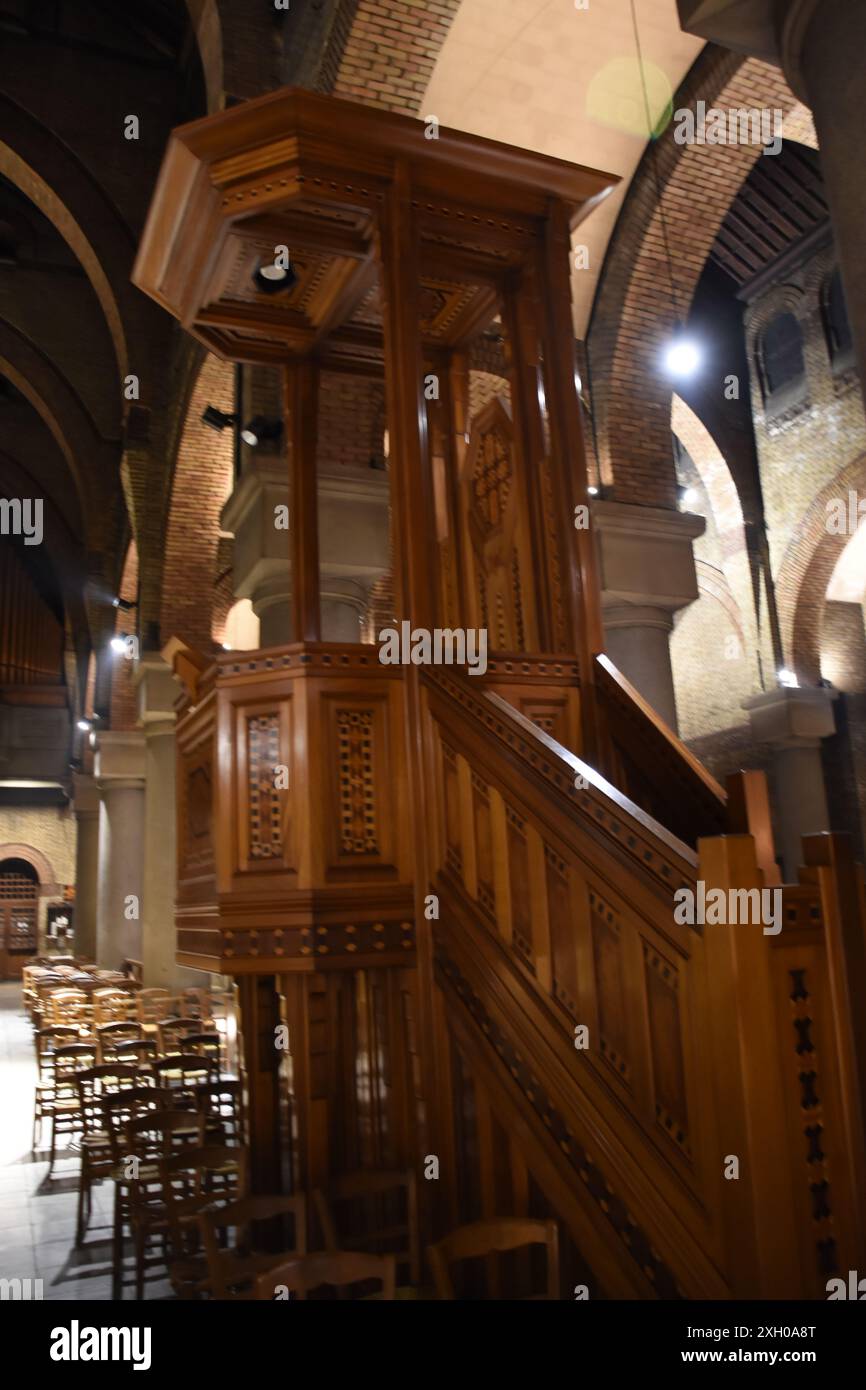 L'église Saint-Michel des Batignolles à Paris est située place Saint-Jean dans le 17e arrondissement de Paris, à l'angle de la rue Saint-Jean et du p Banque D'Images