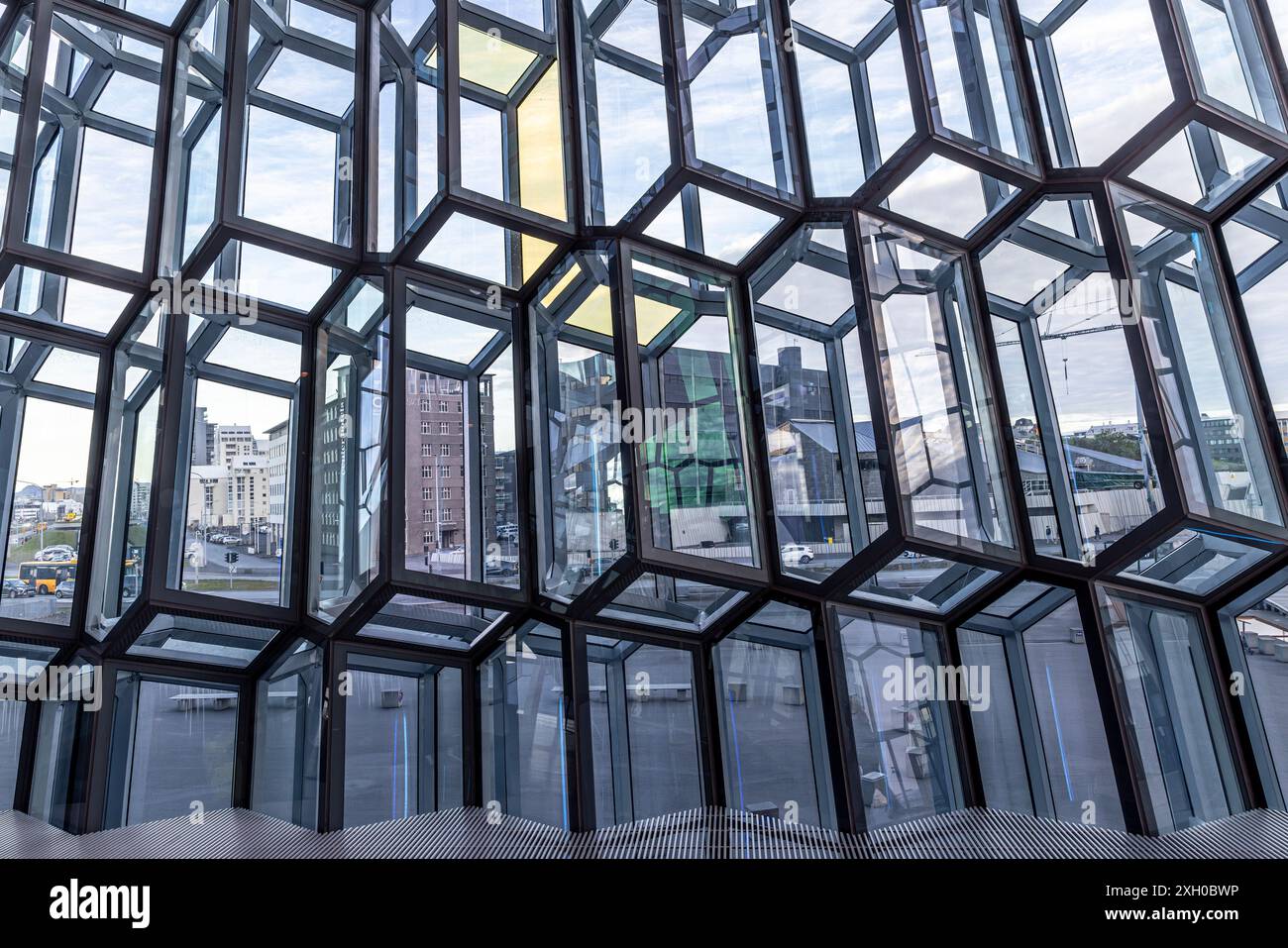 Harpa salle de concert façade géométrique en verre reflétant le paysage urbain reykjavik, islande, Banque D'Images