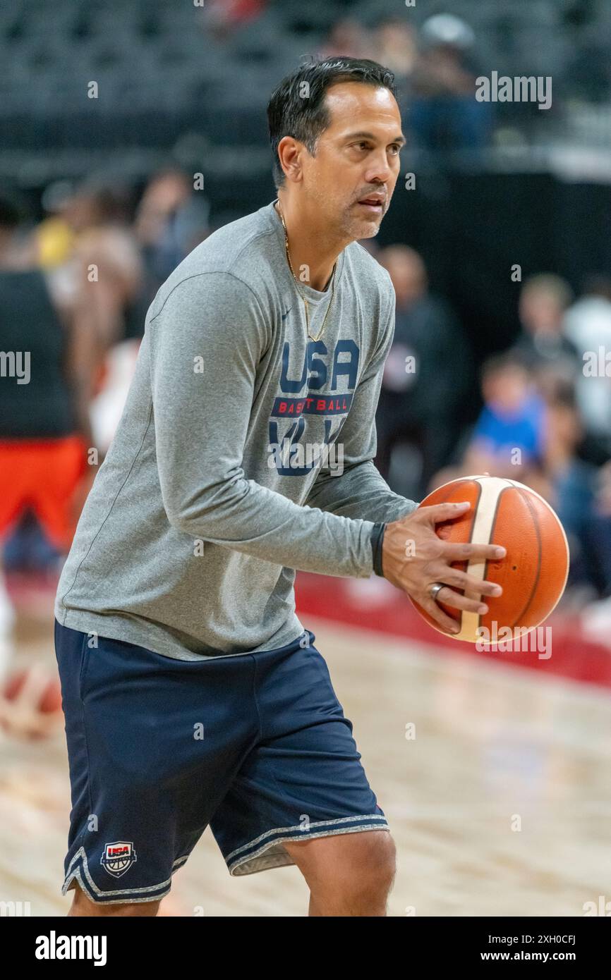 Erik Spoelstra, entraîneur-chef du Heat de Miami, réchauffe les joueurs de l'équipe des États-Unis avant le match de basket-ball États-Unis contre le Canada au T-Mobile Arena Banque D'Images