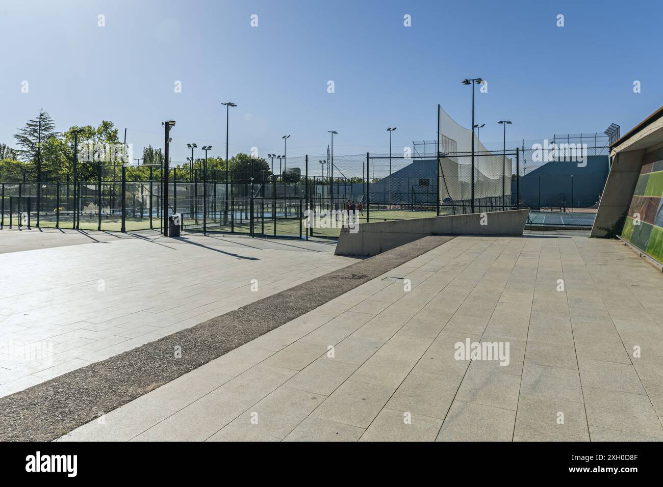 Les courts de tennis et fronton sont des lieux sportifs où différentes disciplines sont pratiquées Banque D'Images