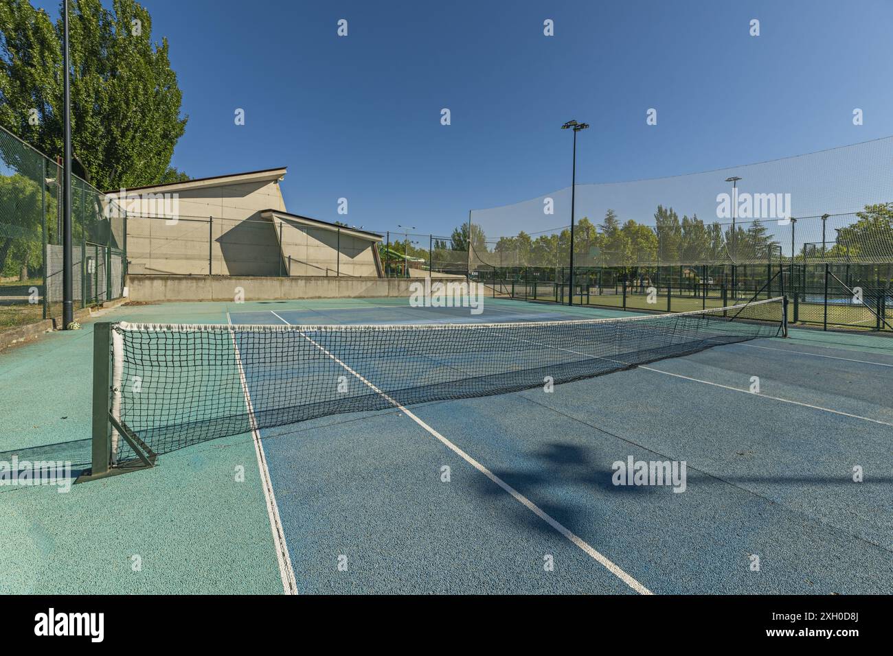 Le tennis se joue sur des courts de tennis, un sport de raquette qui se pratique individuellement ou par paires Banque D'Images