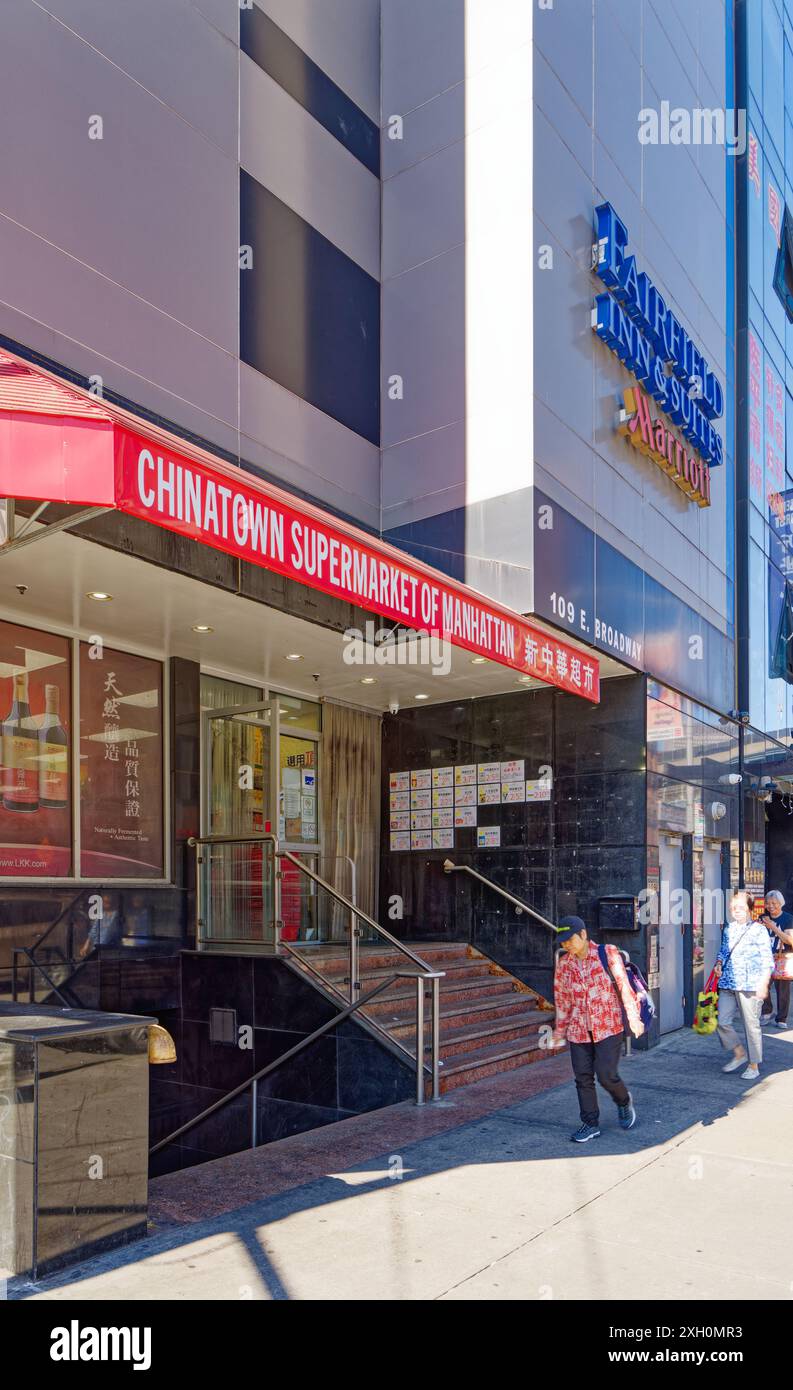 NYC Chinatown : Marriott Fairfield Inn & Suites, au-dessus d'un supermarché chinois, l'un des bâtiments modernes remplaçant les immeubles centenaires. Banque D'Images