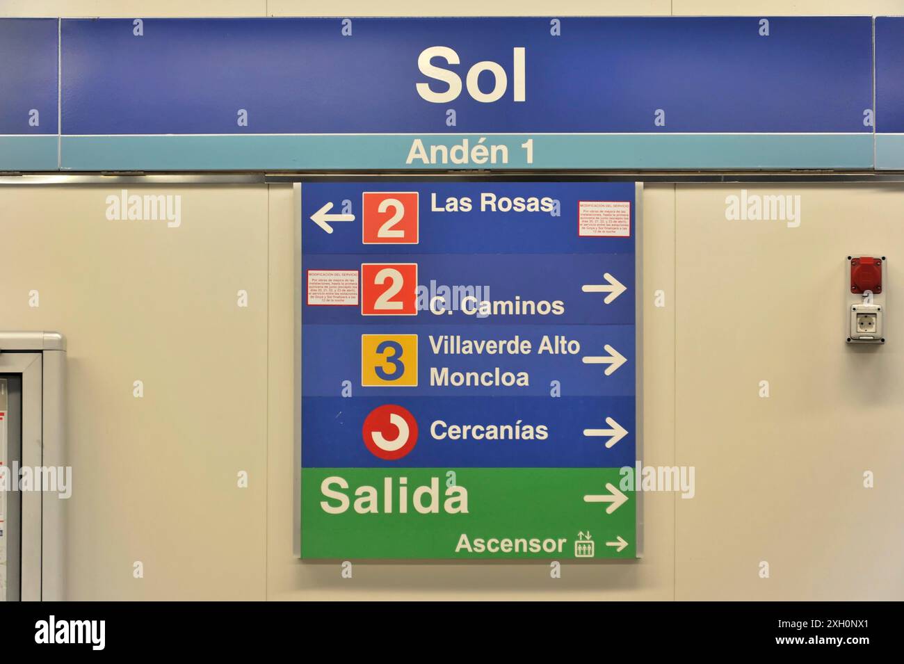 Madrid, Espagne, Europe, panneaux dans une station de métro avec des informations sur les différentes directions et un escalier mécanique Banque D'Images