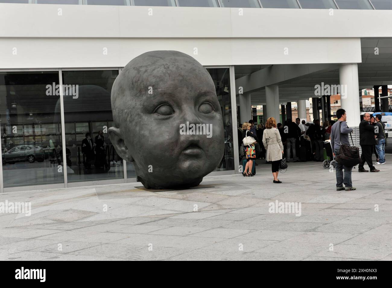 Dia y Noche, jour et nuit, sculptures d'Antonio Lopez, près de la gare d'Atocha, Madrid, Espagne, Europe, grande sculpture en bronze de la tête d'un bébé Banque D'Images