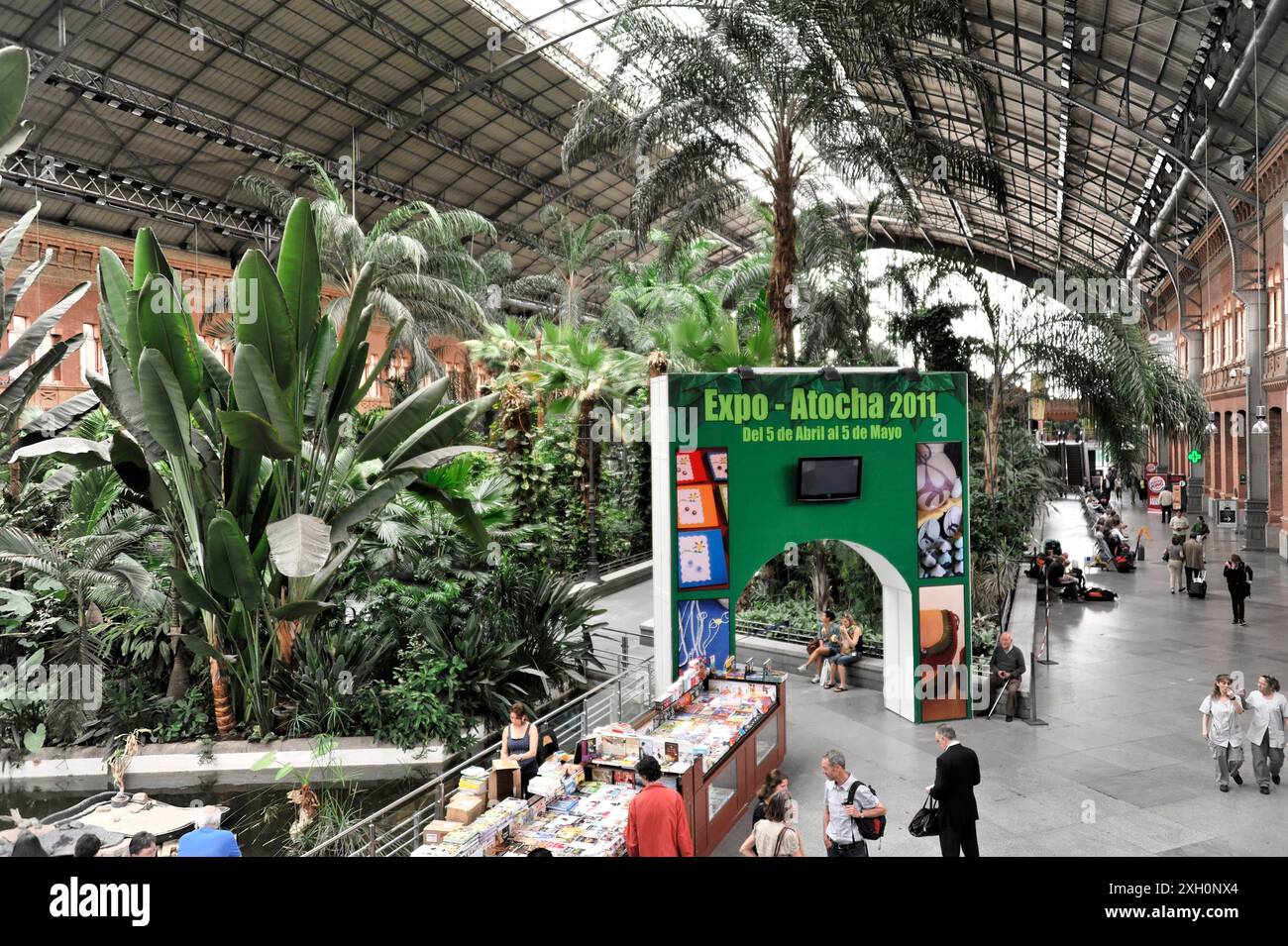 Gare d'Atocha, Madrid, Espagne, Europe, foire sous verrière avec des plantes tropicales, les gens se promenant et regardant les étals Banque D'Images