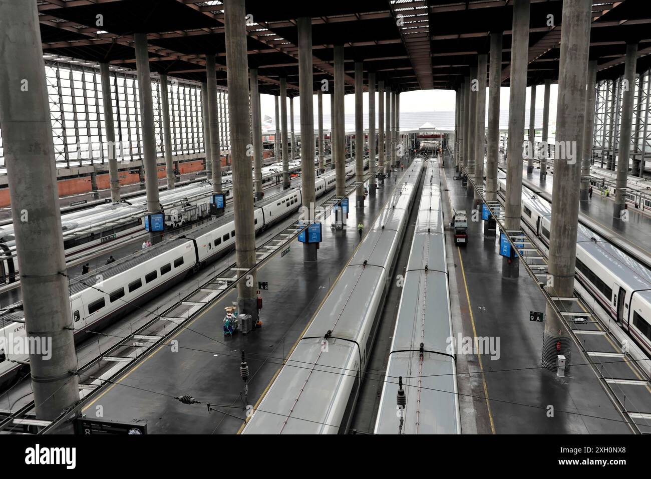 Gare d'Atocha, Madrid, Espagne, Europe, gare ferroviaire moderne avec de nombreux trains et quais, hauts piliers et grandes salles Banque D'Images