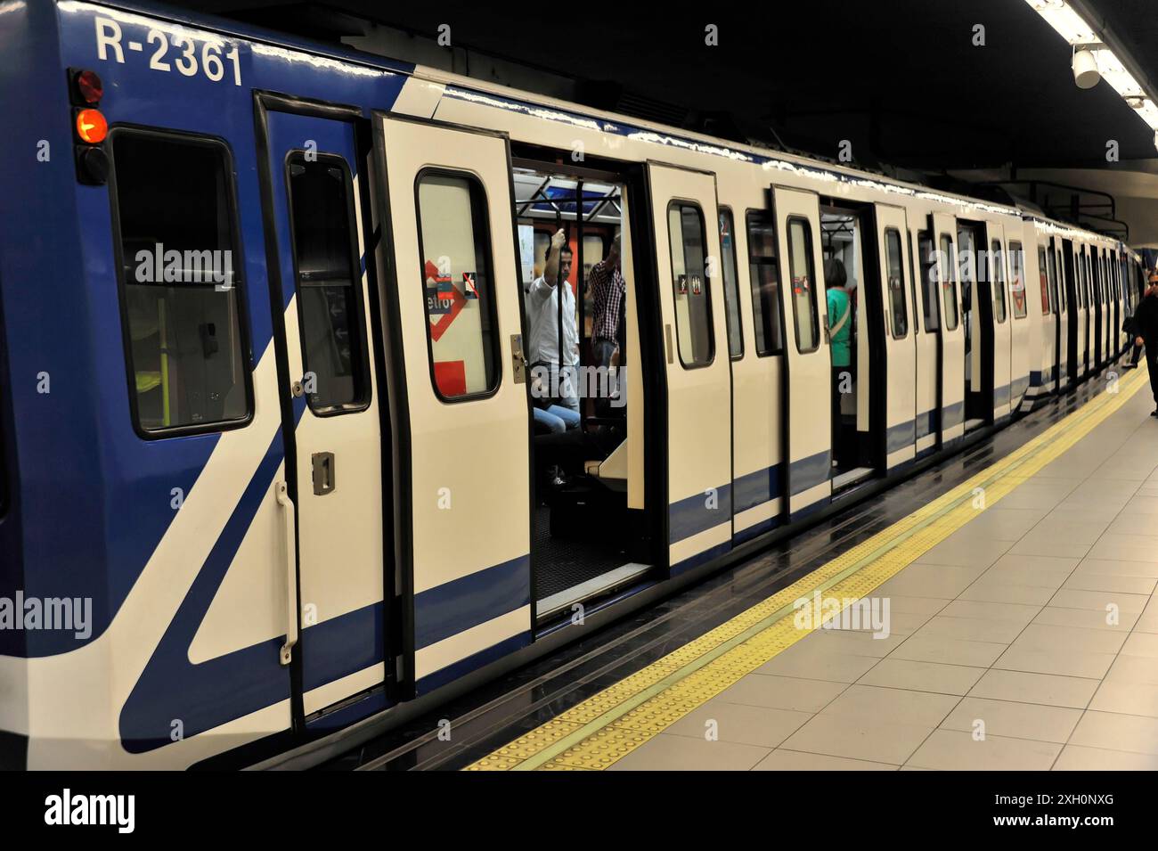 Gare d'Atocha, Madrid, Espagne, Europe, train de métro moderne debout à un quai, les portes sont ouvertes, quelques passagers peuvent être vus Banque D'Images