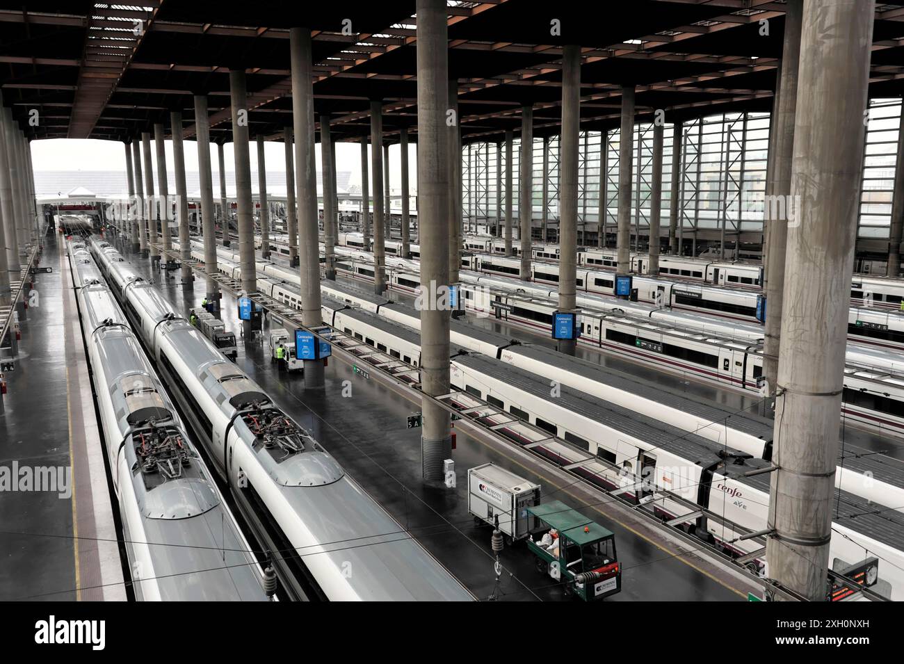 Gare d'Atocha, Madrid, Espagne, Europe, gare ferroviaire moderne spacieuse avec plusieurs voies et trains, entourée de hauts piliers en béton Banque D'Images