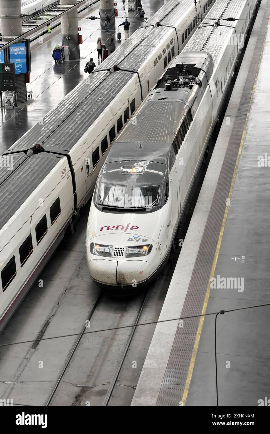 Gare d'Atocha, Madrid, Espagne, Europe, gros plan d'un train à grande vitesse blanc sur les voies d'une gare moderne Banque D'Images