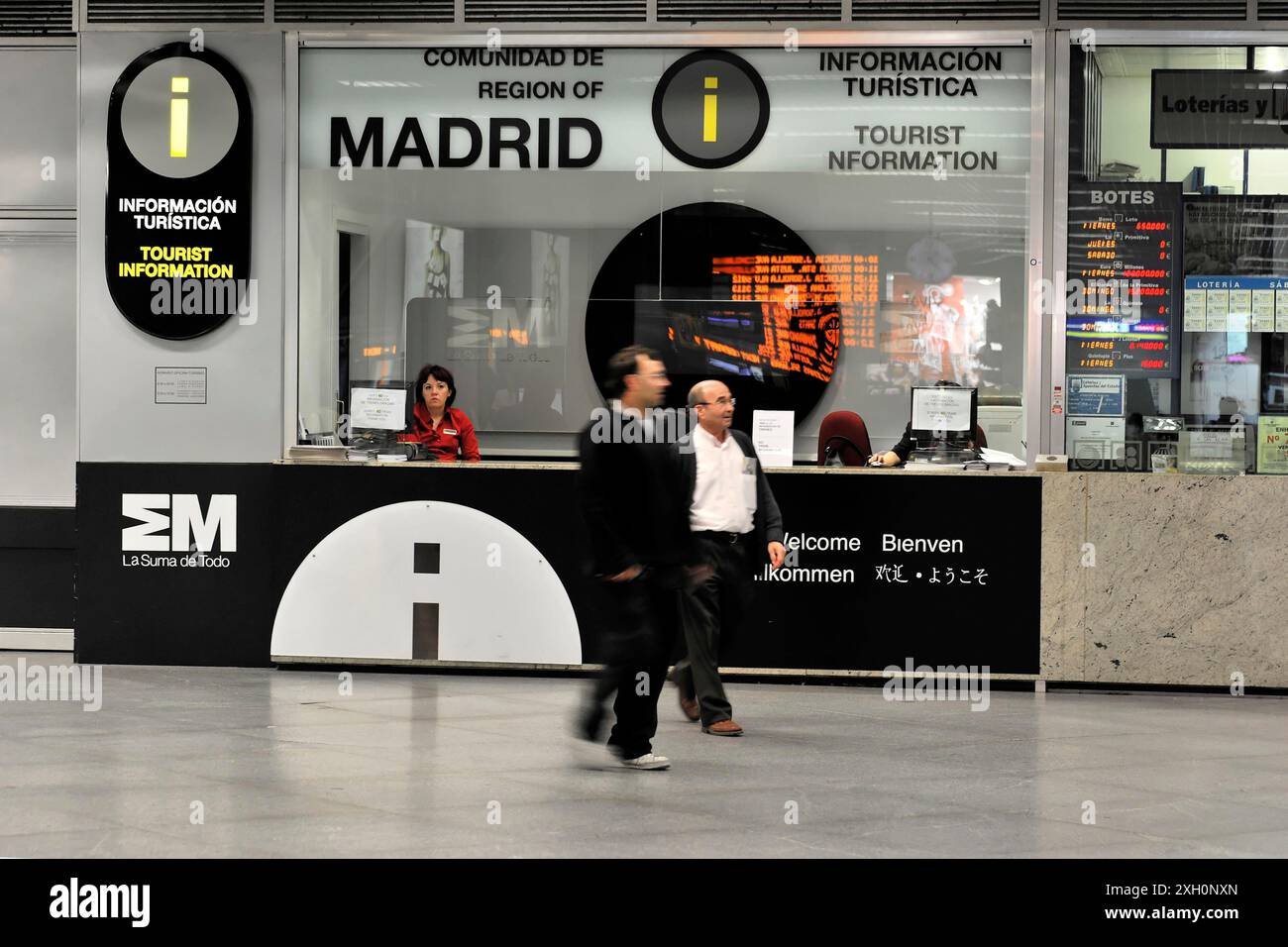 Gare d'Atocha, Madrid, Espagne, Europe, bureau d'information touristique à Madrid, panneau lumineux, les gens marchant Banque D'Images