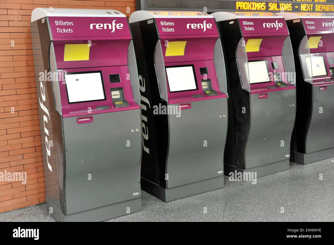 Gare d'Atocha, Madrid, Espagne, Europe, rangée de distributeurs de billets Renfe roses dans la gare Banque D'Images