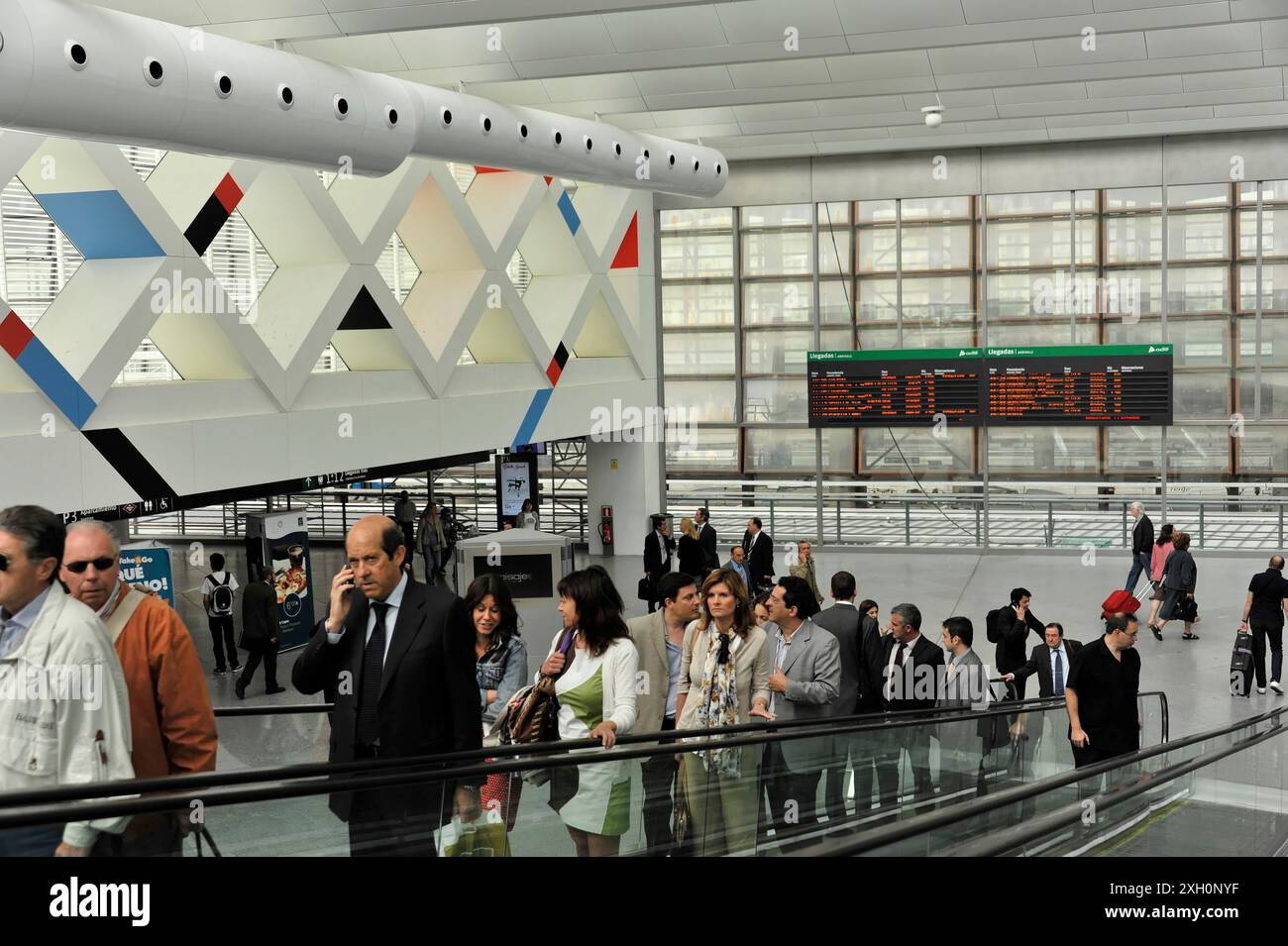 Gare d'Atocha, Madrid, Espagne, Europe, gens debout sur un escalier roulant et attendant à l'intérieur d'un bâtiment moderne de la gare Banque D'Images