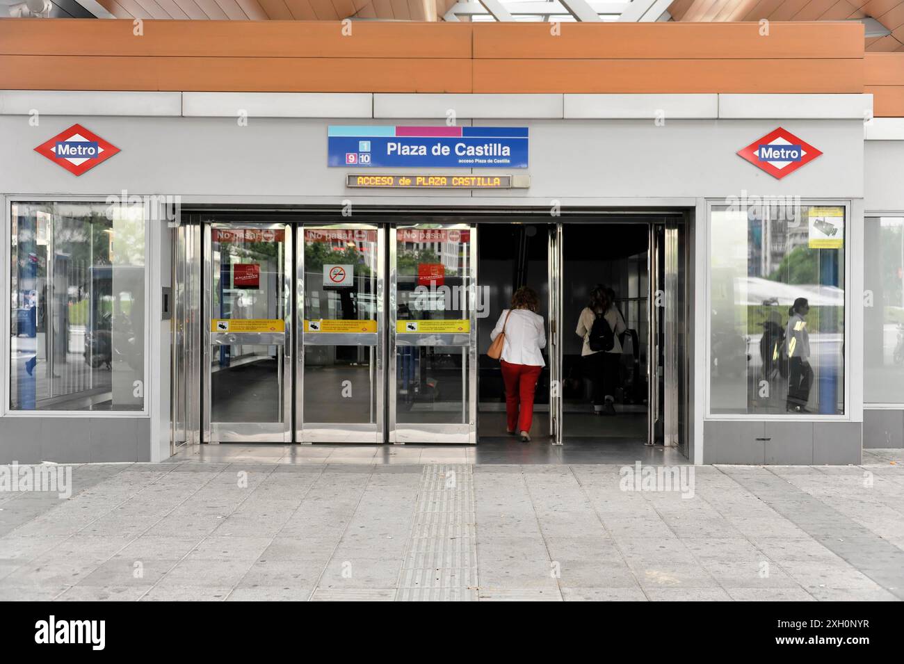 Madrid, Espagne, Europe, entrée de la station de métro 'Plaza de Castilla' à Madrid avec des gens Banque D'Images