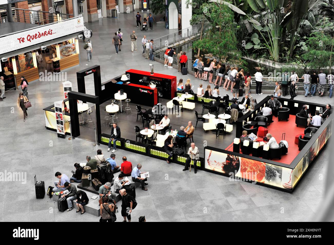 Gare d'Atocha, Madrid, Espagne, Europe, personnes assis et debout dans un espace commun à l'intérieur de la gare Banque D'Images