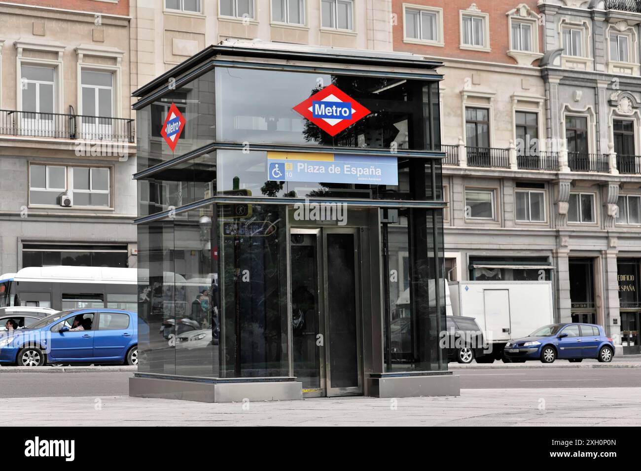 Madrid, Espagne, Europe, entrée en verre de la station de métro Plaza de Espana dans la ville, entouré par la circulation Banque D'Images
