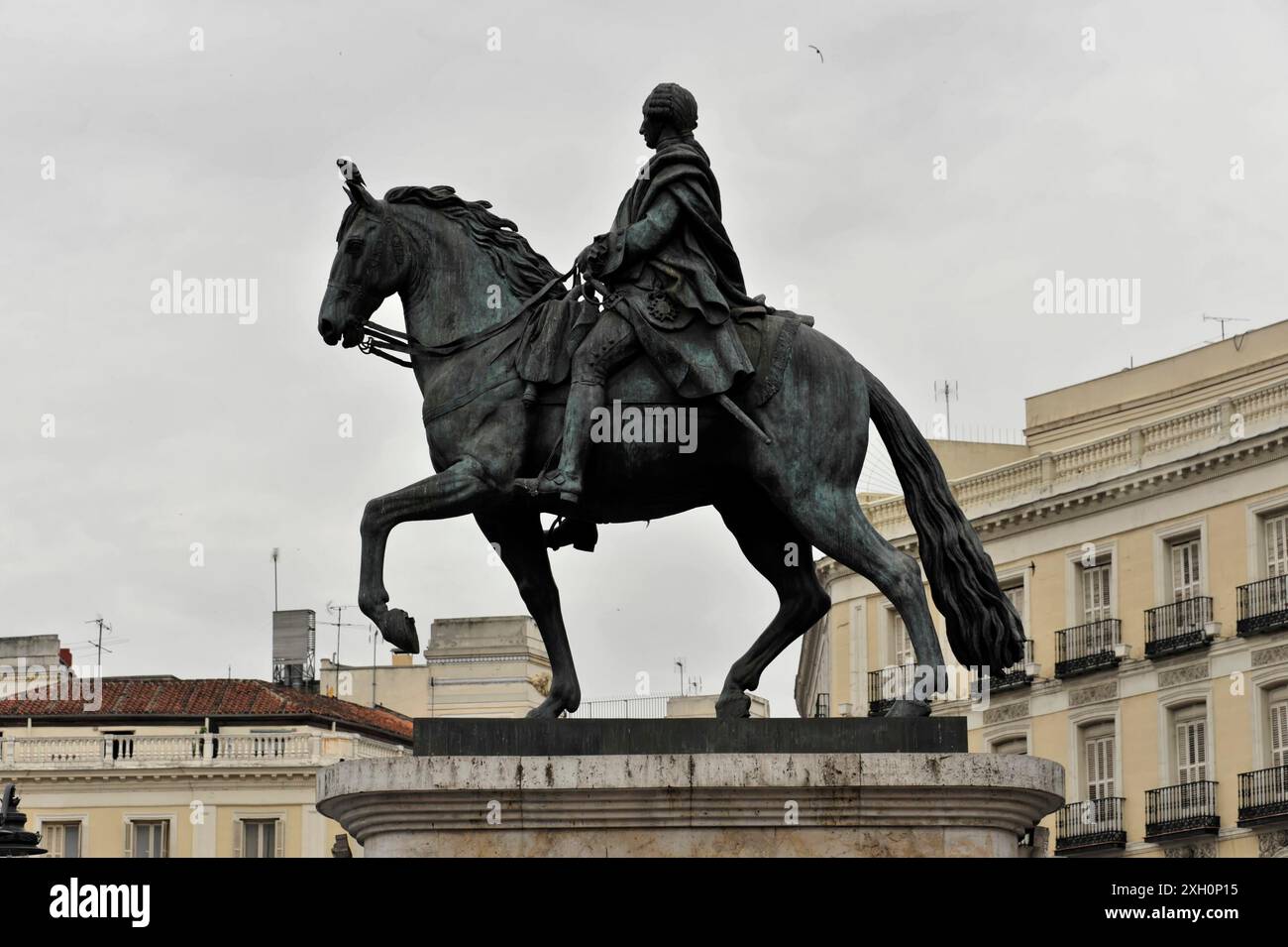 Statue équestre du roi Charles III, monument à la Puerta del sol à Madrid, Espagne, Europe, statue d'un cavalier sur un cheval dans une ville sous un nuageux Banque D'Images