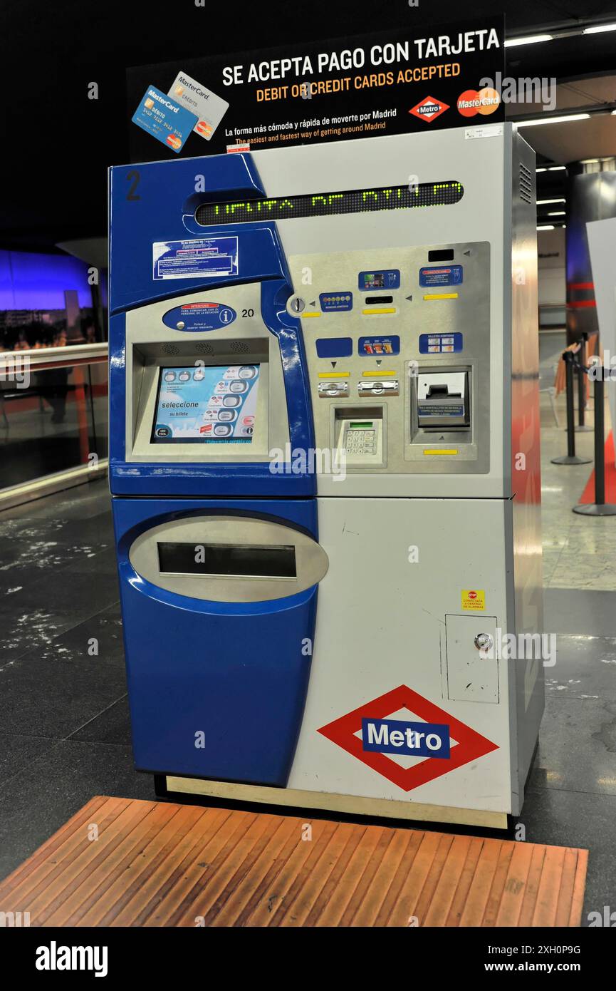 Madrid, Espagne, Europe, distributeur de billets moderne dans une station de métro à Madrid Banque D'Images