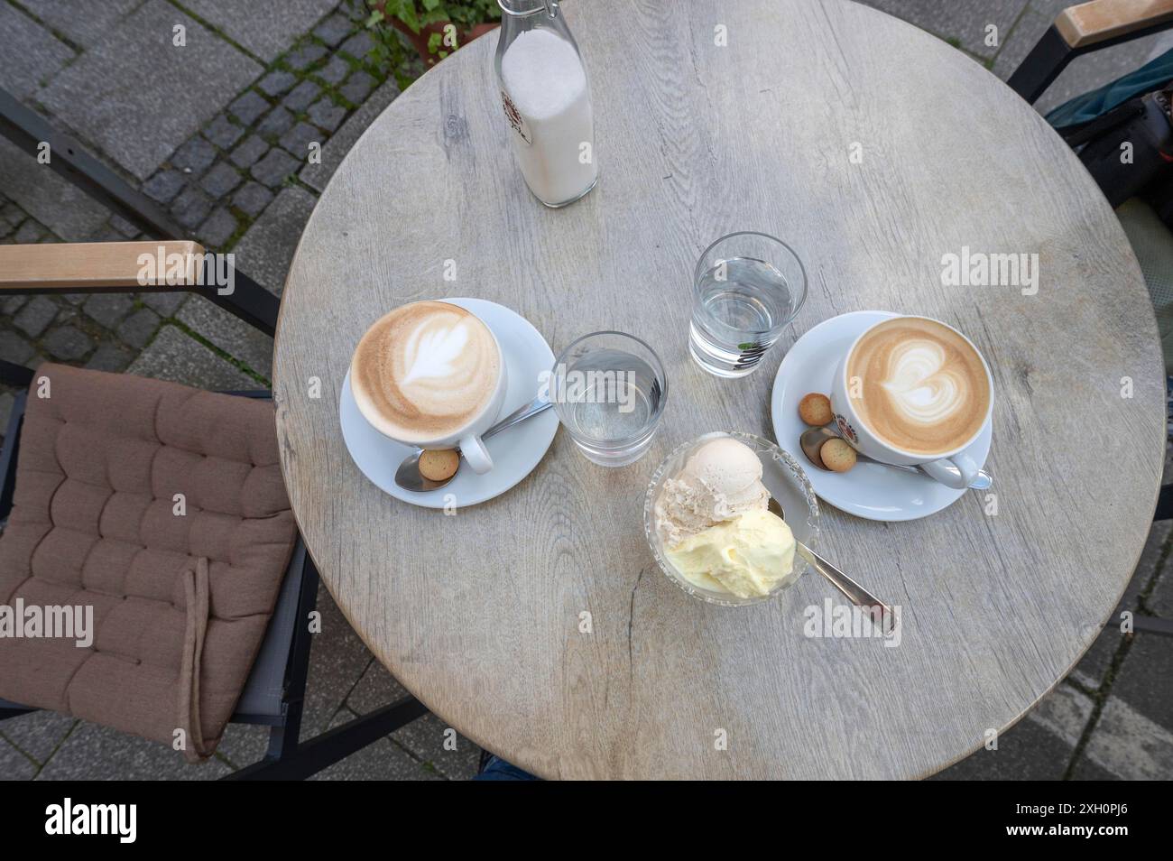 Deux cappuccinos et sundaes sur une table de bistrot, Forchheim, haute-Franconie, Bavière, Allemagne Banque D'Images