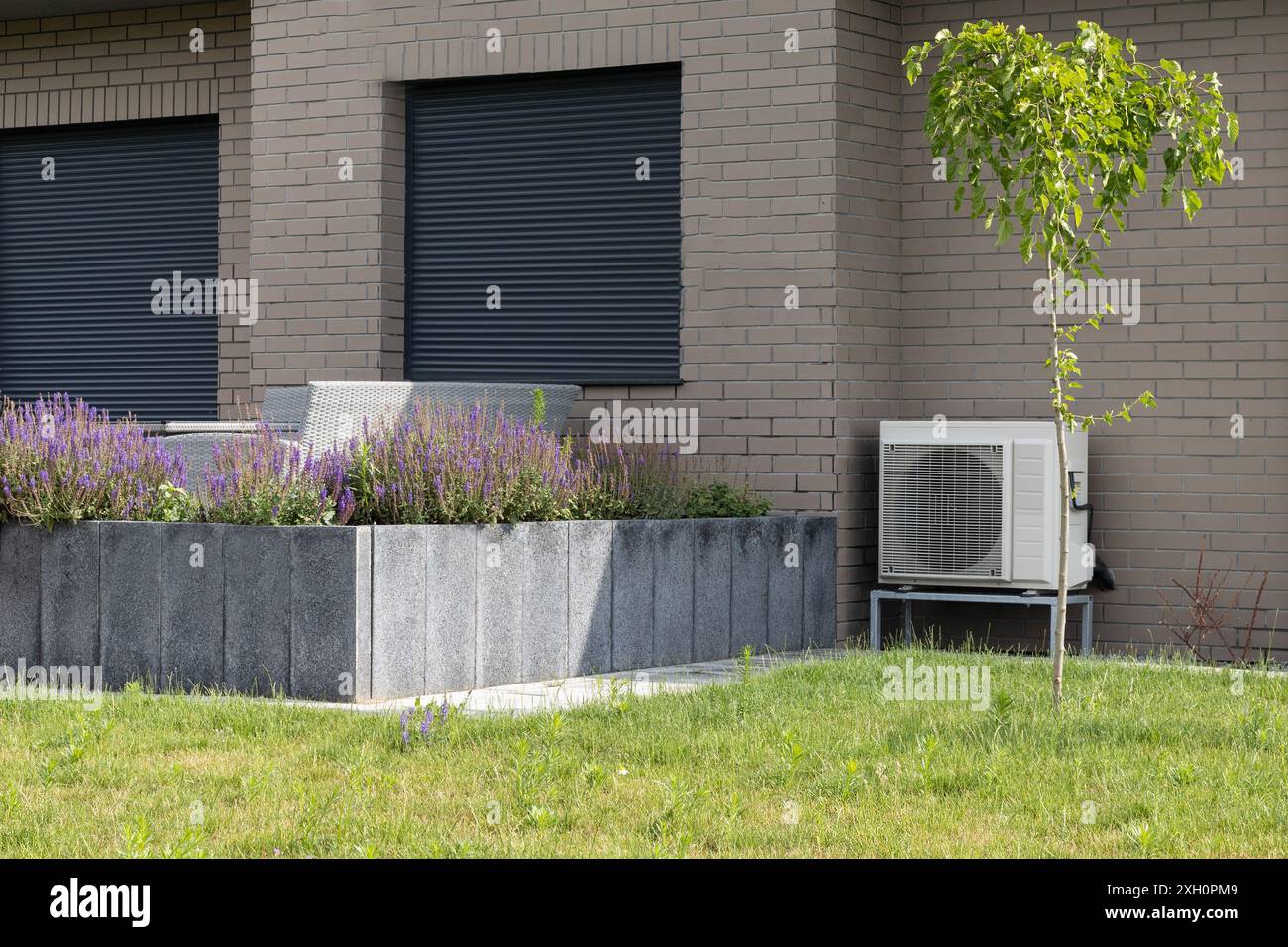 Systèmes de pompe à chaleur installés sur le bâtiment moderne en briques Banque D'Images