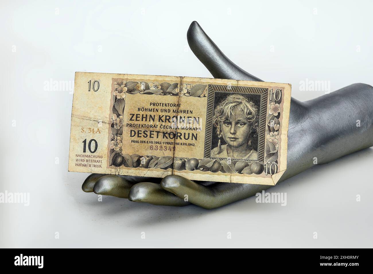 Dix couronnes, Protectorat de Bohême et Moravie, juillet 1942, sur main argentée Banque D'Images