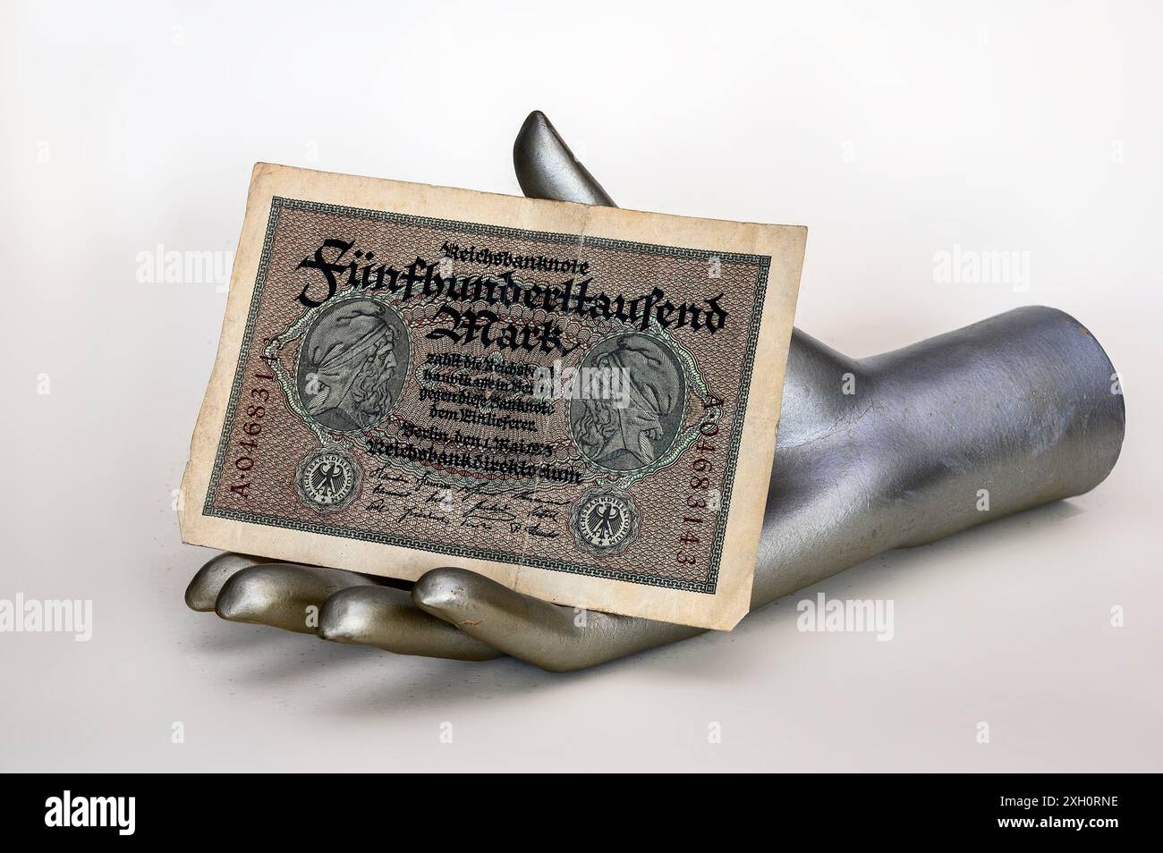 Billet de Reichsbank de mai 1923, cinq cent mille marques sur main argentée Banque D'Images