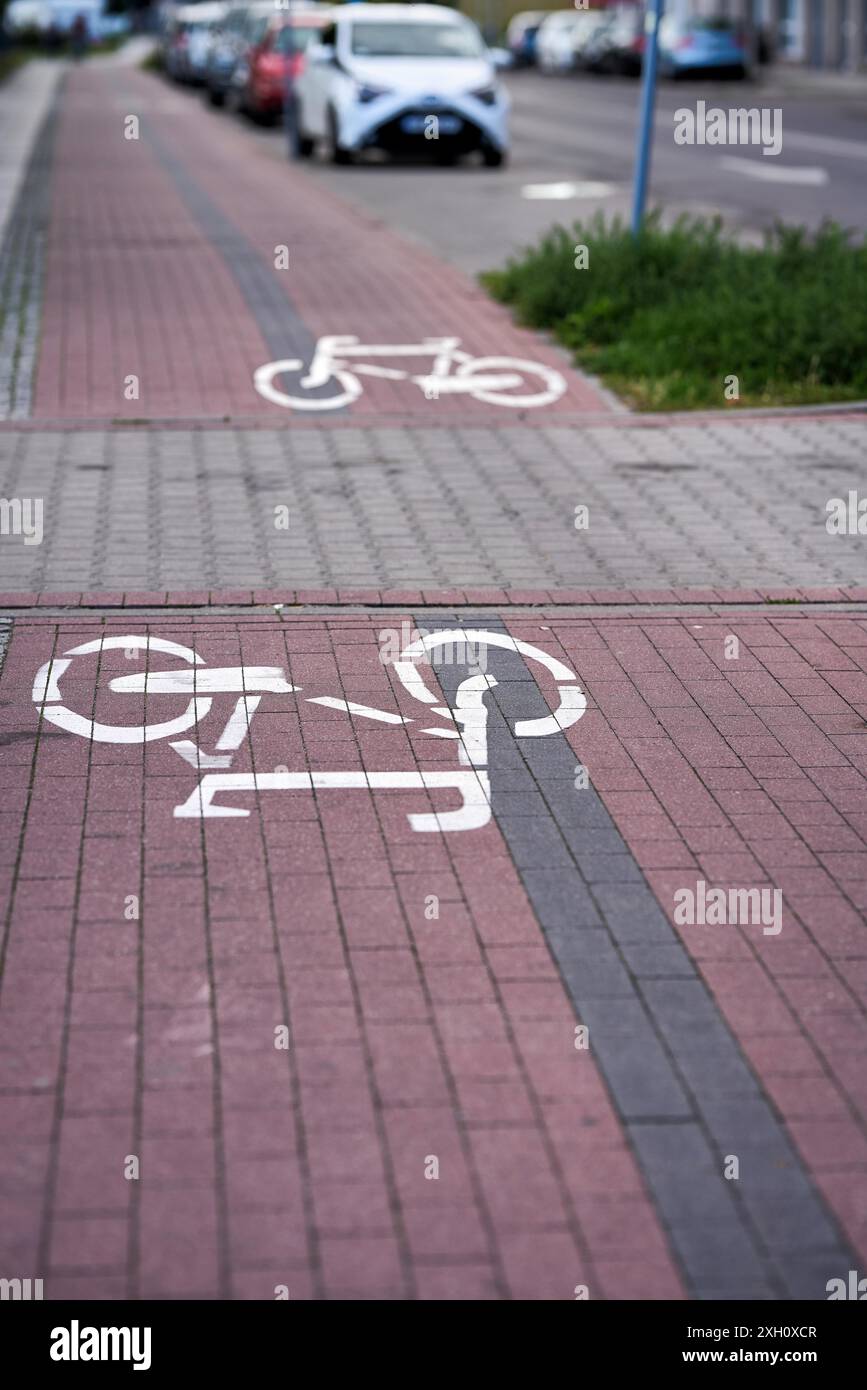 Marquage sur une piste cyclable dans deux directions au port de Swinem Banque D'Images