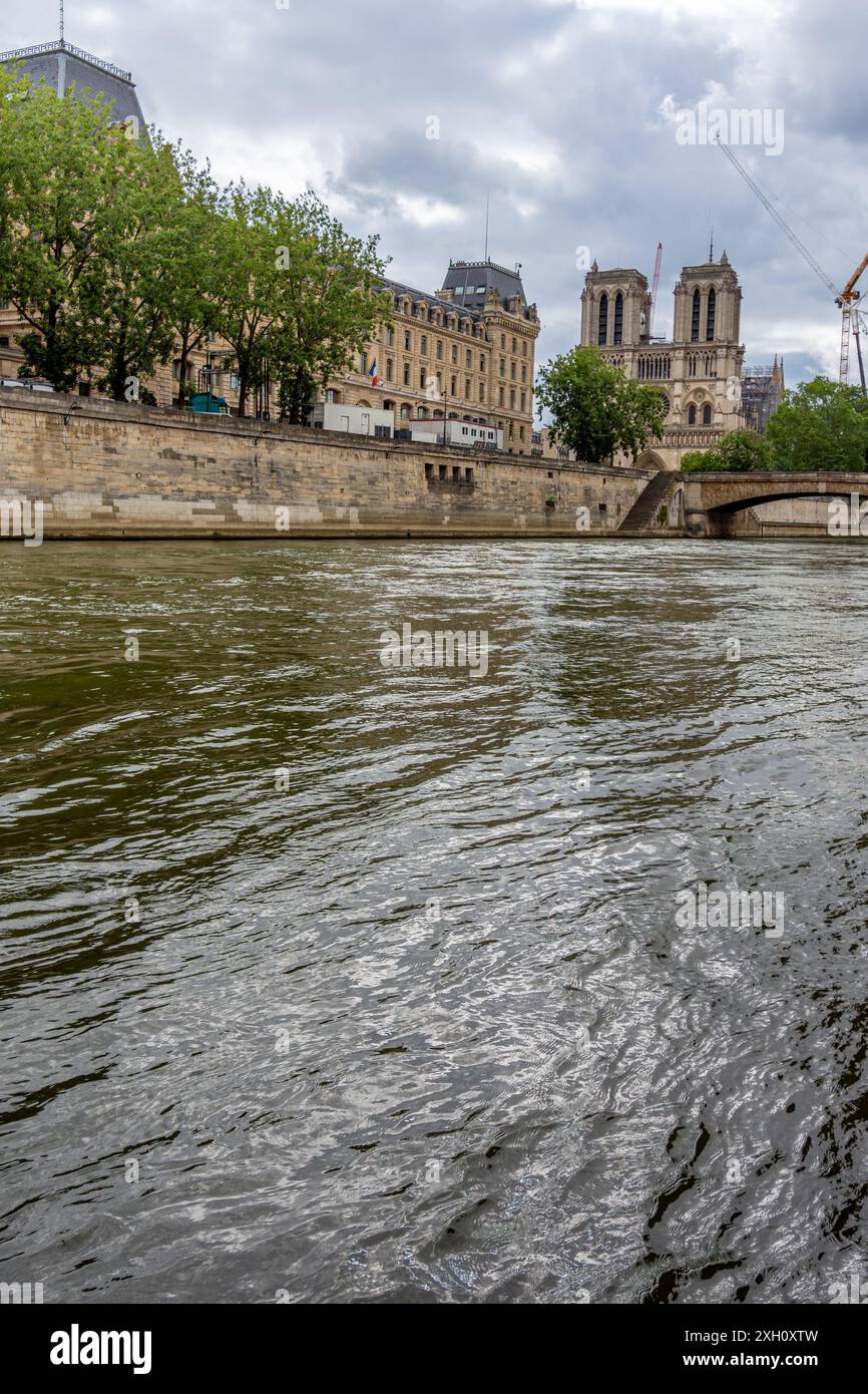 Vue sur la Seine à Paris, France, avec l'île de la Cité et la cathédrale notre-Dame en arrière-plan Banque D'Images