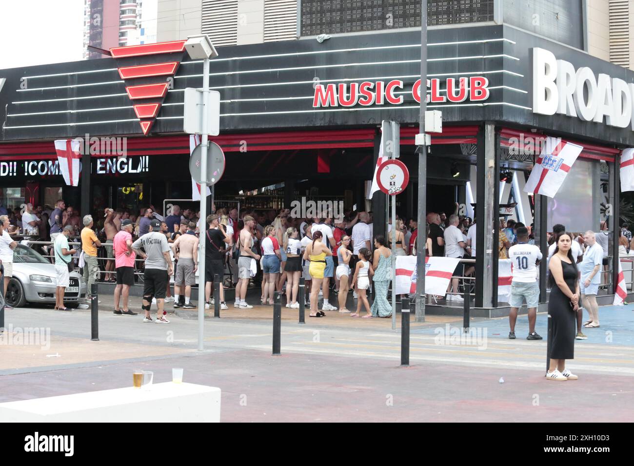 Benidorm, Espagne 06-07-2024 les fans britanniques regardent le match de la Coupe de l'Euro sur les sites sportifs de Benidorm Banque D'Images