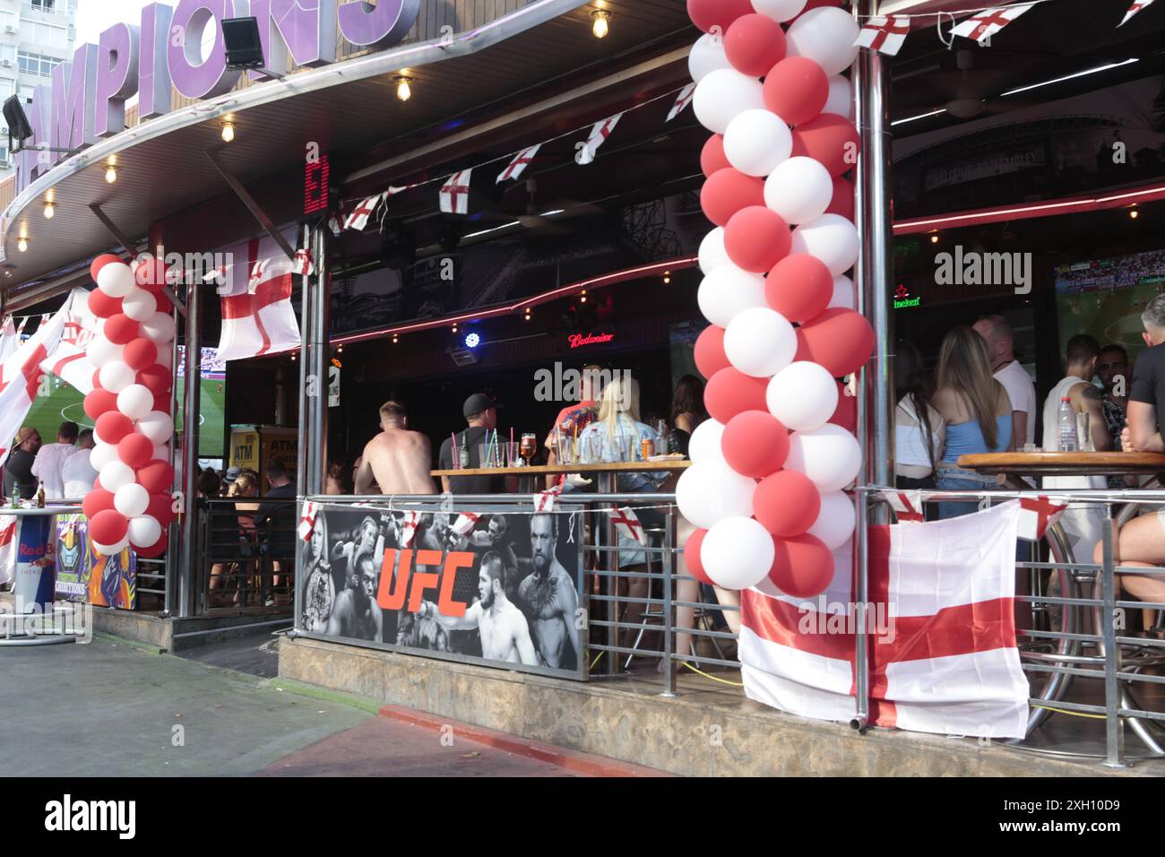 Benidorm, Espagne 06-07-2024 les fans anglais se sont réunis dans un bar décoré à Benidorm pour assister à un match de football de la Coupe de l'Euro, célébrant avec des drapeaux et des ballons Banque D'Images