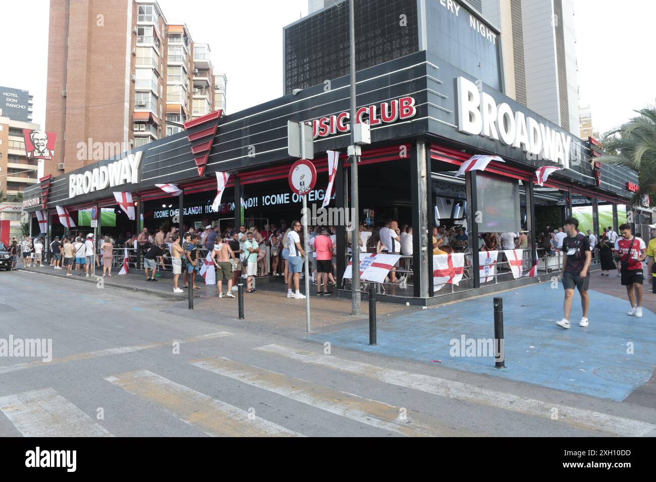 Benidorm, Espagne 06-07-2024 Un bar animé à Benidorm rempli de fans de football anglais regardant un match de la Coupe de l'Euro, orné de drapeaux et de décors festifs Banque D'Images