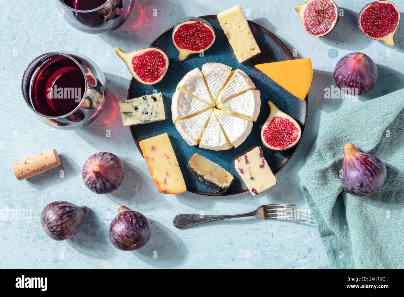 Dégustation de fromages et de vins, plateau de fromages avec figues, plat, top shot Banque D'Images