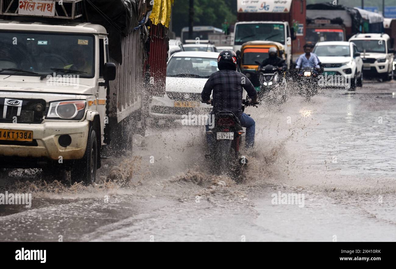 New Delhi, Inde. 11 juillet 2024. NEW DELHI, INDE - 9 JUILLET : des véhicules pataugeaient dans l'eau de pluie enregistrée lors d'une forte pluie sur la route périphérique près de Majnu Ka Tilla le 9 juillet 2024 à New Delhi, Inde. De fortes pluies ont provoqué un engorgement important dans de nombreuses régions, laissant les résidents et les navetteurs bloqués, et provoquant un blocage considérable de la circulation. L'engorgement dans de nombreuses régions a conduit à détourner les lignes de bus. (Photo de Raj K Raj/Hindustan Times/Sipa USA ) crédit : Sipa USA/Alamy Live News Banque D'Images