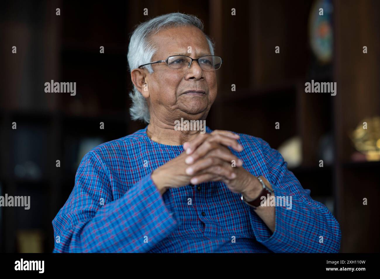 Portrait du Dr Muhammad Yunus lors d’une séance d’interview au Centre Yunus de Dhaka. Après avoir reçu un verdict dans une affaire de violation du droit du travail contre lui. Le Dr Muhammad Yunus et trois autres hauts responsables de Grameen Telecom ont été condamnés à six mois de prison pour avoir enfreint les lois du travail. Banque D'Images