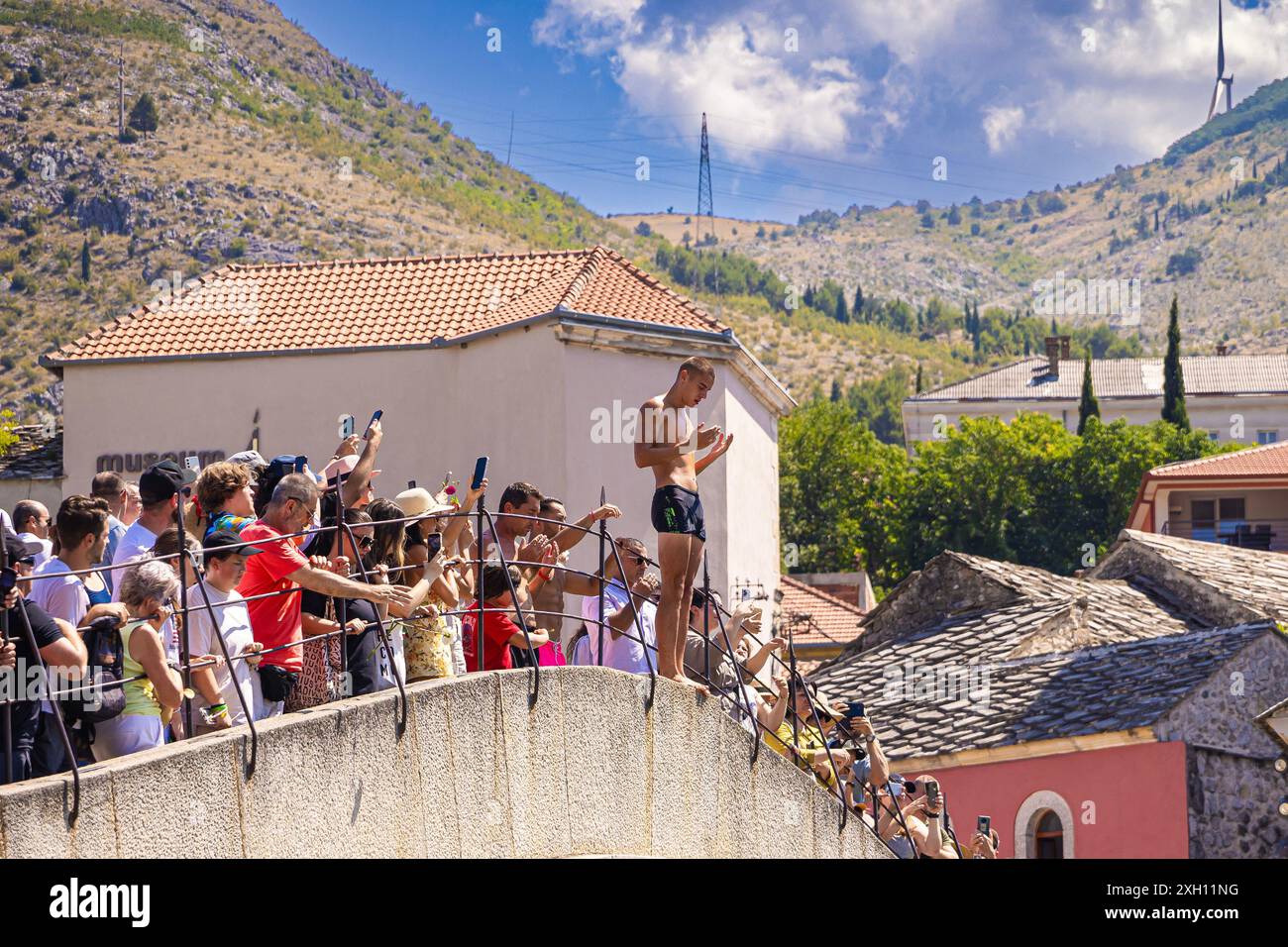 Mostar, Bosnie-Herzégovine. 11 juillet 2024. Le musulman bosniaque Emel Tiro saute du vieux pont de Mostar dans le cadre de la commémoration du 29e anniversaire du massacre de Srebrenica à Mostar, Bosnie-Herzégovine, le 11 juillet 2024. Photo : Denis Kapetanovic/PIXSELL crédit : Pixsell/Alamy Live News Banque D'Images