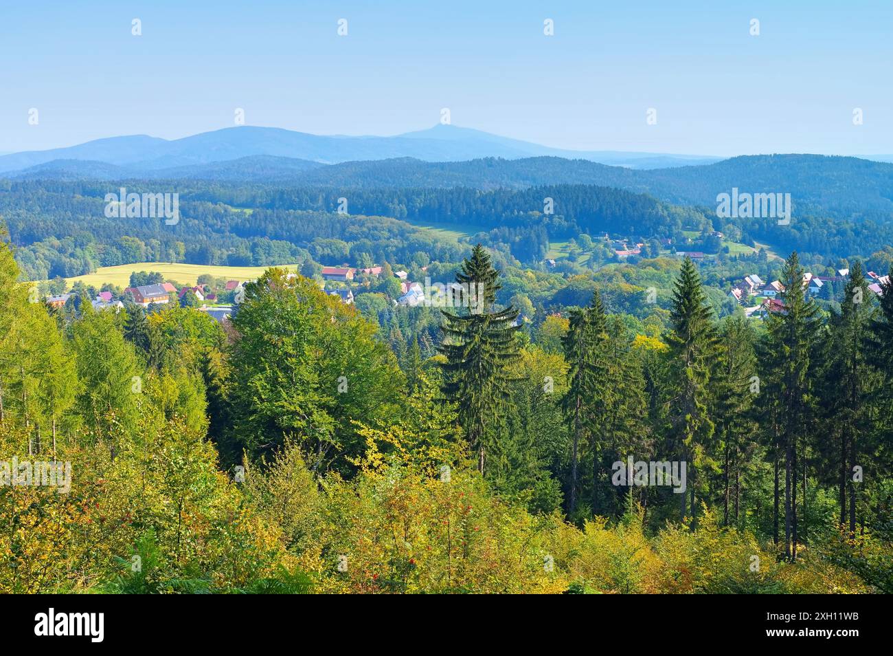 Zittauer Gebirge Blick auf Lueckendorf, Zittau montagnes vue sur le village Lueckendorf en automne Banque D'Images