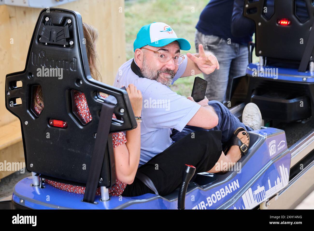 Berlin, Allemagne. 11 juillet 2024. Reto Klar, photographe en chef du Berliner Morgenpost, est assis dans la course de bobsleigh dans les jardins du monde. La piste de bobsleigh naturelle de Berlin dans le Kienbergpark rouvre aujourd'hui. Crédit : Annette Riedl/dpa/Alamy Live News Banque D'Images