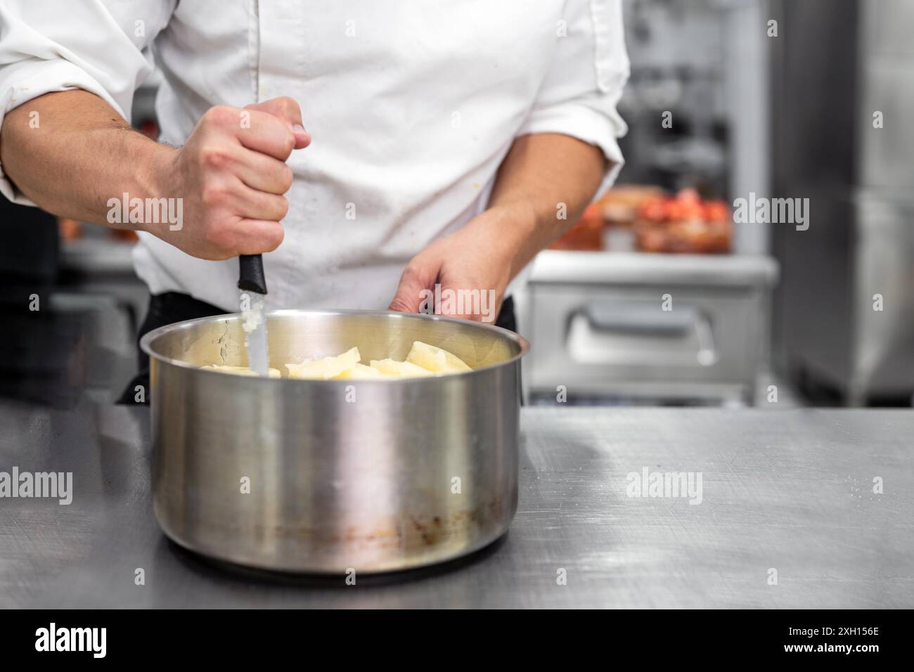 Chef méconnaissable dans une casserole. Photo de haute qualité Banque D'Images