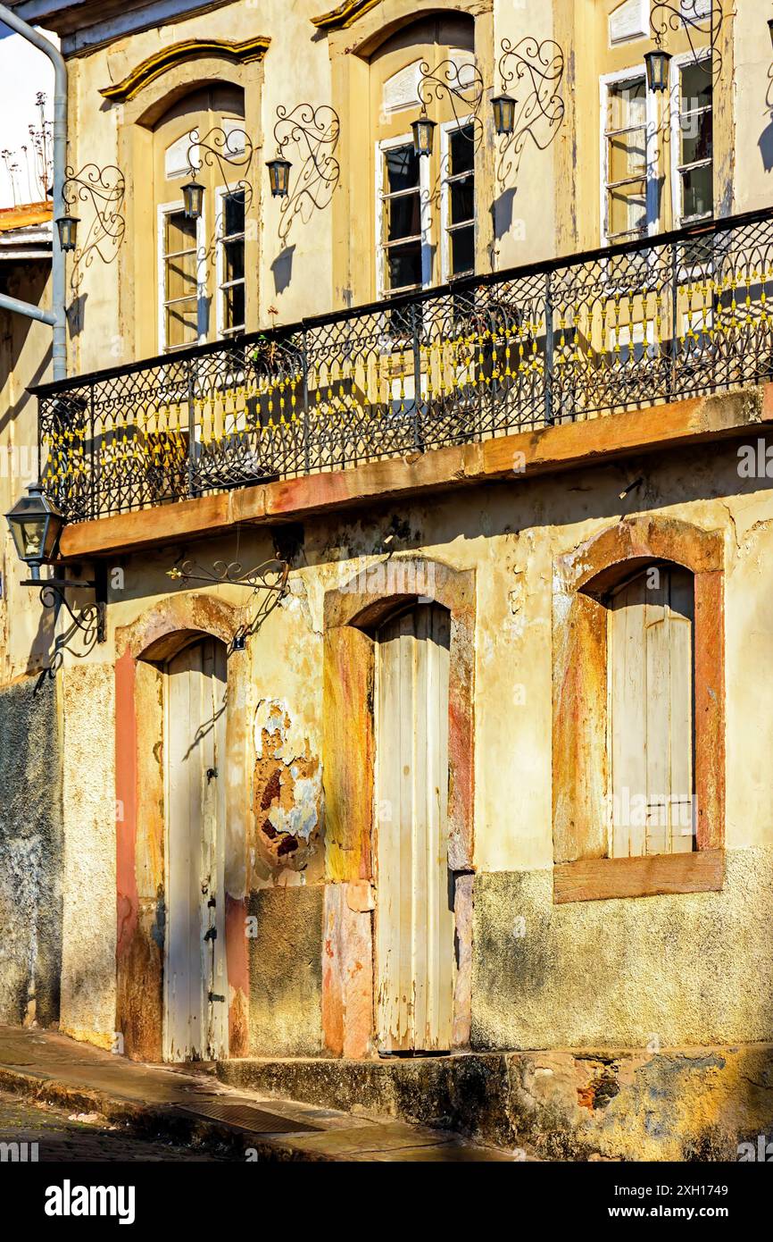 Façade de la vieille maison en architecture coloniale portée par le temps dans la ville d'Ouro Preto, Minas Gerais, Brésil Banque D'Images