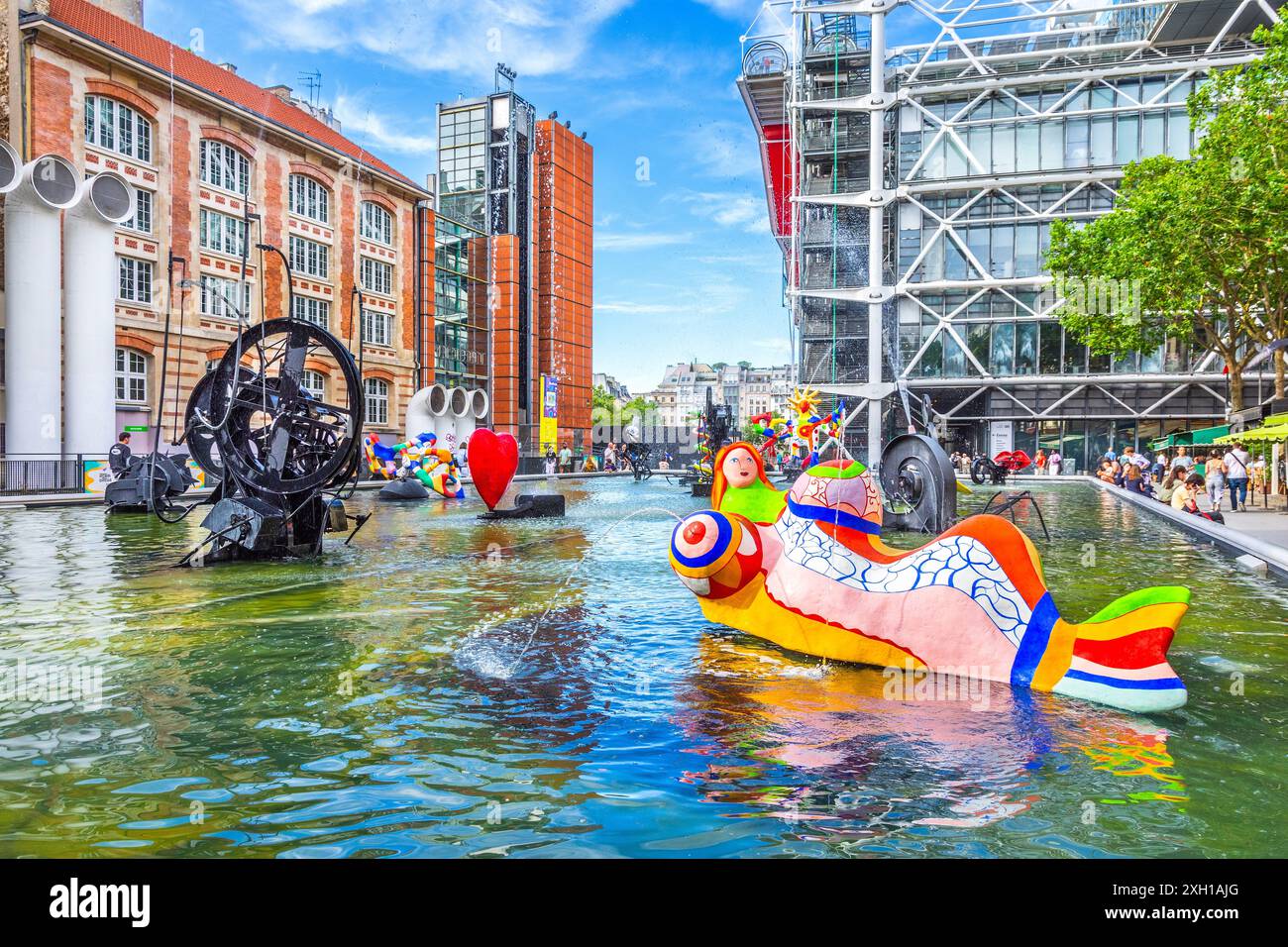 L'installation 'Fontaine Stavinsky' présente des sculptures modernes colorées et cinétiques de Niki de Saint Phalle et Tinguely - Paris 75004, France. Banque D'Images