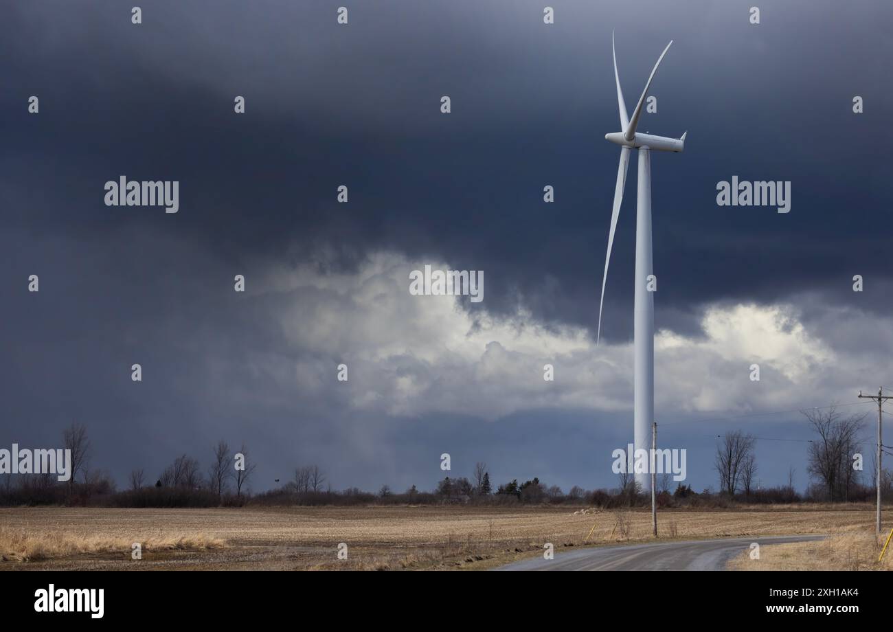 Éoliennes avec une tempête printanière imminente sur Wolfe Island, Ontario, Canada Banque D'Images