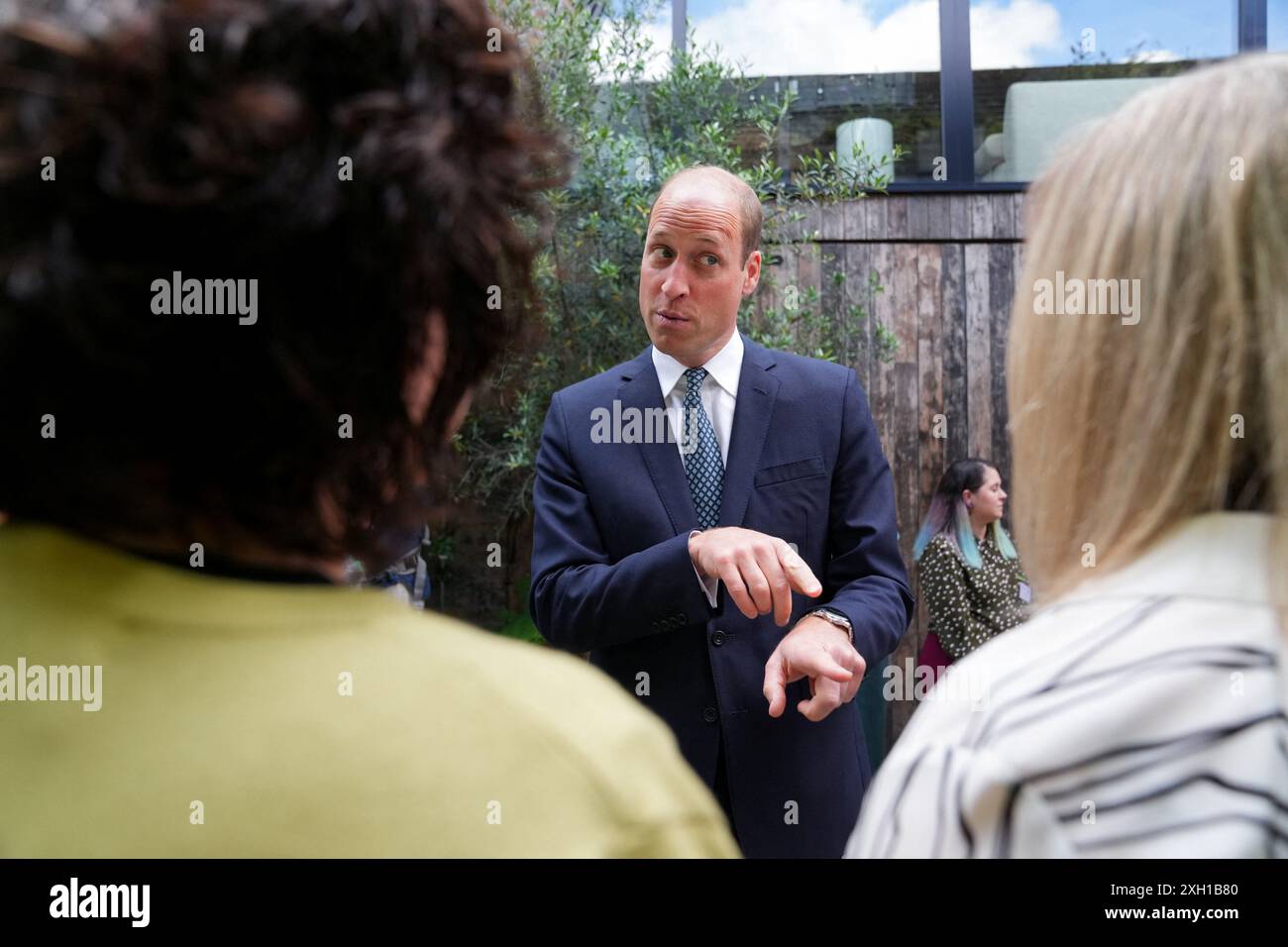 Le Prince de Galles lors d'une visite au 100 Barrington à Lambeth, Londres, pour marquer la première année de la maison, le programme quinquennal de la Fondation royale travaille à démontrer qu'ensemble, il est possible de mettre fin à l'itinérance. Date de la photo : jeudi 11 juillet 2024. Banque D'Images