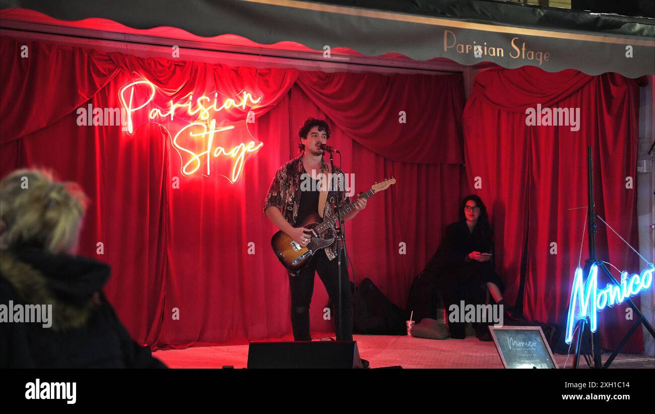 Sydney, Australie. 11 juillet 2024. Un guitariste se produit lors du Bastille Festival au Circular Quay à Sydney, en Australie, le 11 juillet 2024. Le Festival Bastille a débuté ici jeudi et durera jusqu’au 14 juillet. Crédit : Liang Yu/Xinhua/Alamy Live News Banque D'Images