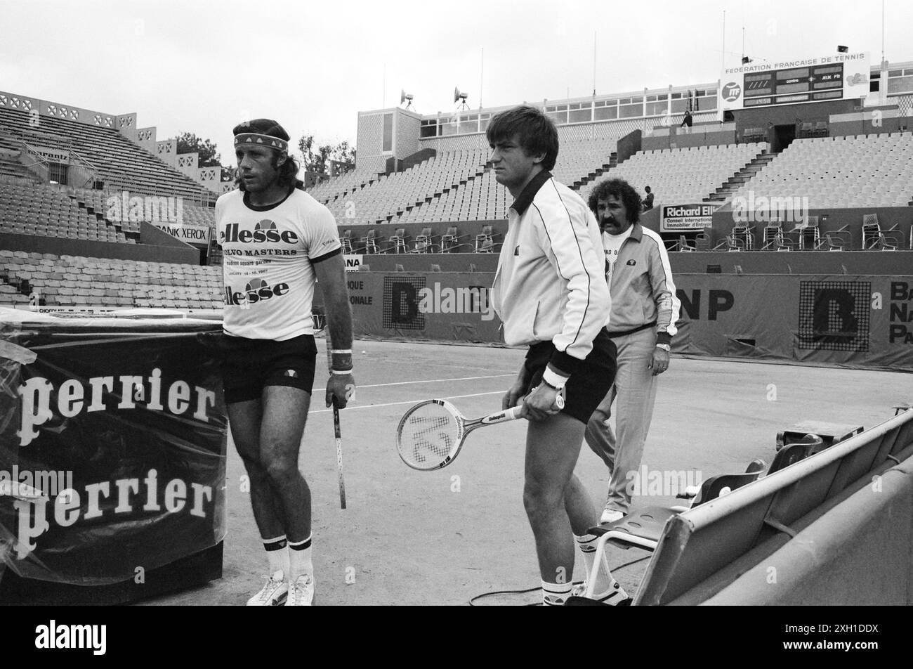 Guillermo Vilas suivi de son entraîneur Ion Tiriac, et Henri Leconte. Open de France 1987 Banque D'Images