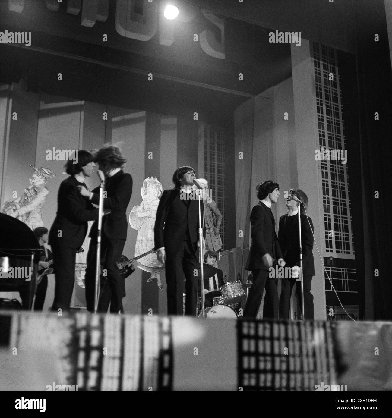 Les Charlots sur le plateau de l'émission de télévision française 'Tilt magazine' (sur l'ORTF). 1967 Jean-Guy Fechner, Gérard Filippelli, Gérard Rinaldi, Luis Rego, Jean Sarrus Banque D'Images Les Charlots sur le plateau de l'émission de télévision française 'Tilt magazine' (sur l'ORTF). 1967 Jean-Guy Fechner, Gérard Filippelli, Gérard Rinaldi, Luis Rego, Jean Sarrus Banque D'Images