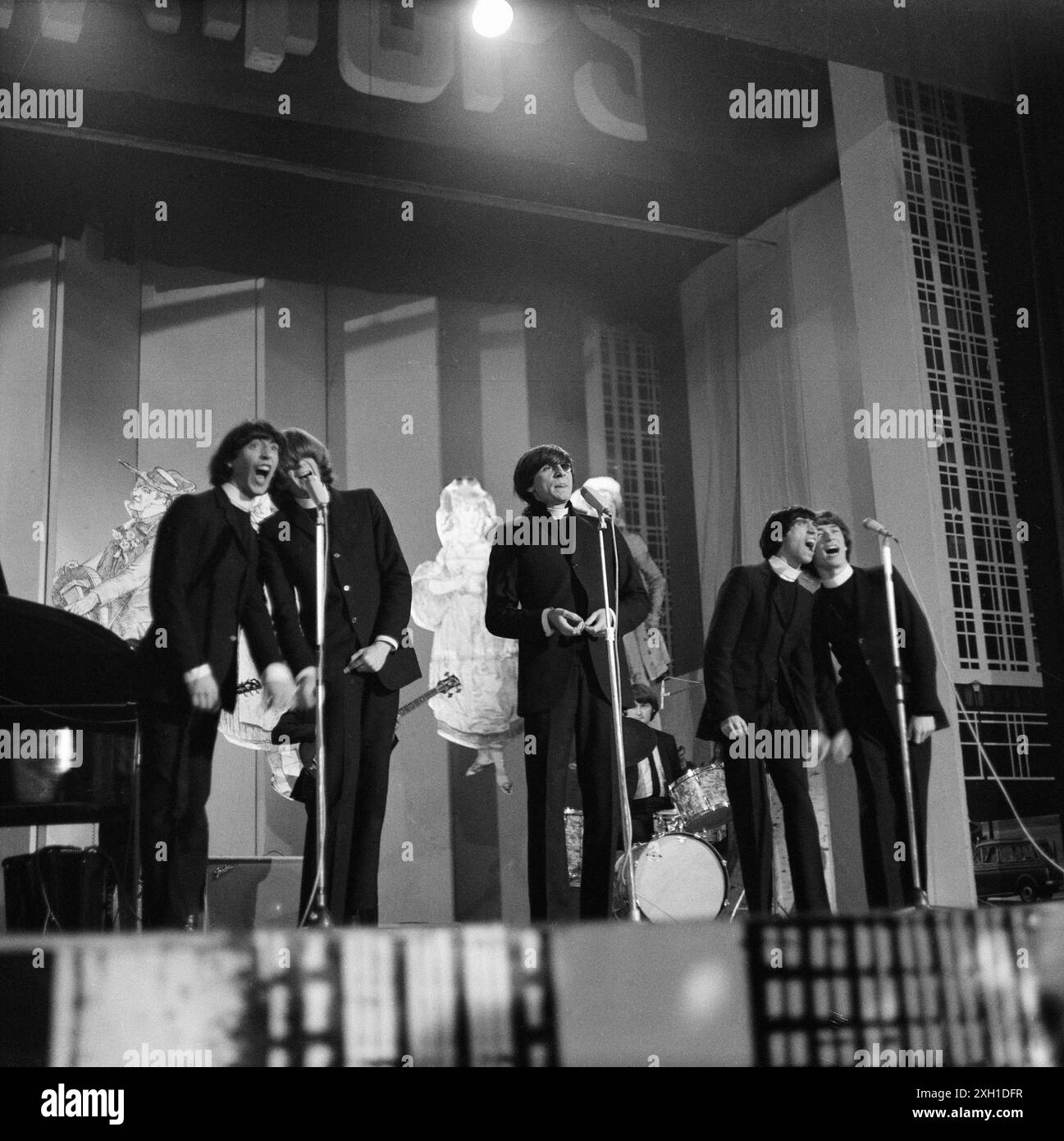 Les Charlots sur le plateau de l'émission de télévision française 'Tilt magazine' (sur l'ORTF). 1967 Jean-Guy Fechner, Gérard Filippelli, Gérard Rinaldi, Luis Rego, Jean Sarrus Banque D'Images Les Charlots sur le plateau de l'émission de télévision française 'Tilt magazine' (sur l'ORTF). 1967 Jean-Guy Fechner, Gérard Filippelli, Gérard Rinaldi, Luis Rego, Jean Sarrus Banque D'Images
