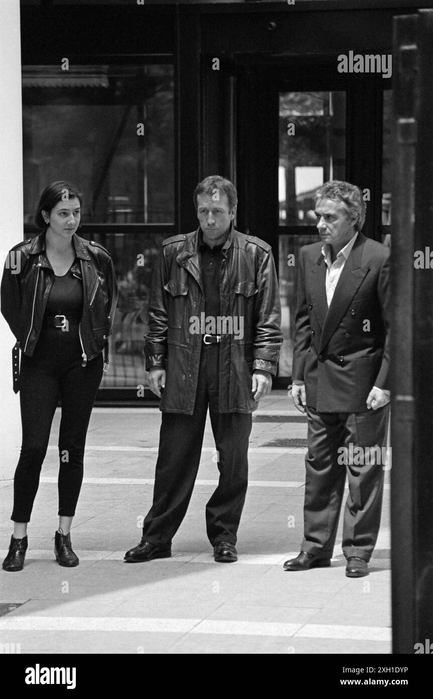 Véronique Arbez, Jean-Michel Dupuis, et Michel Sardou, sur le tournage du téléfilm 'L'irlandaise', réalisé par José Giovanni en 1991 Banque D'Images