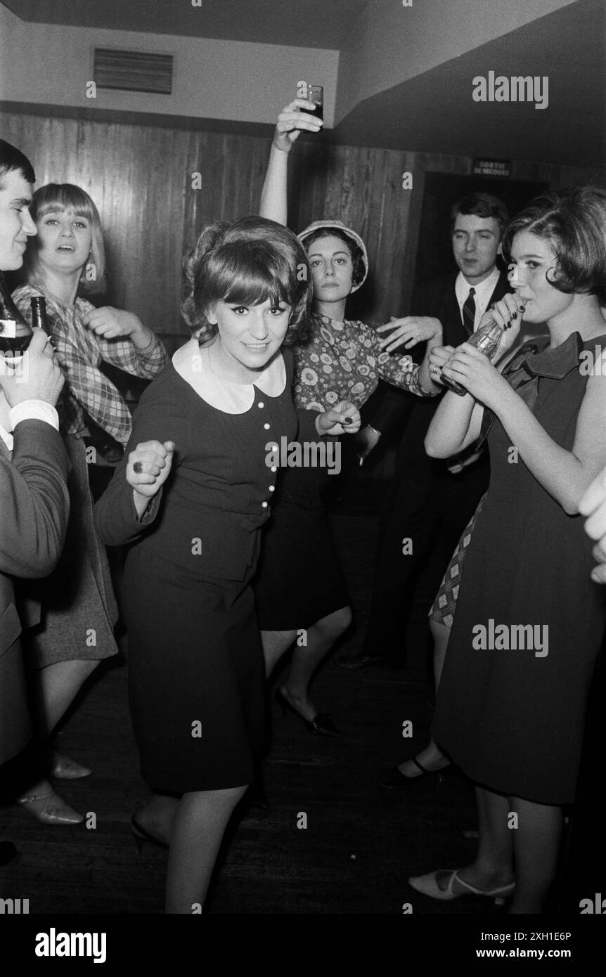 Annie Morvan, habituée du Golf-Drouot à Paris, en 1964 Banque D'Images