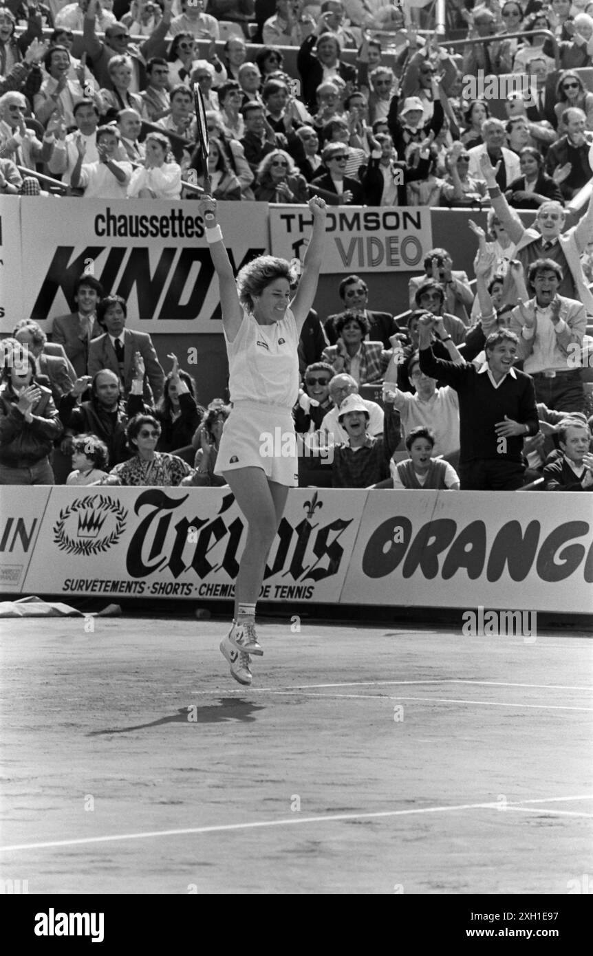 Le joueur de tennis américain Chris Evert remporte la finale féminine de l'Open de France contre l'américaine Martina Navratilova, le 8 juin 1985 Banque D'Images